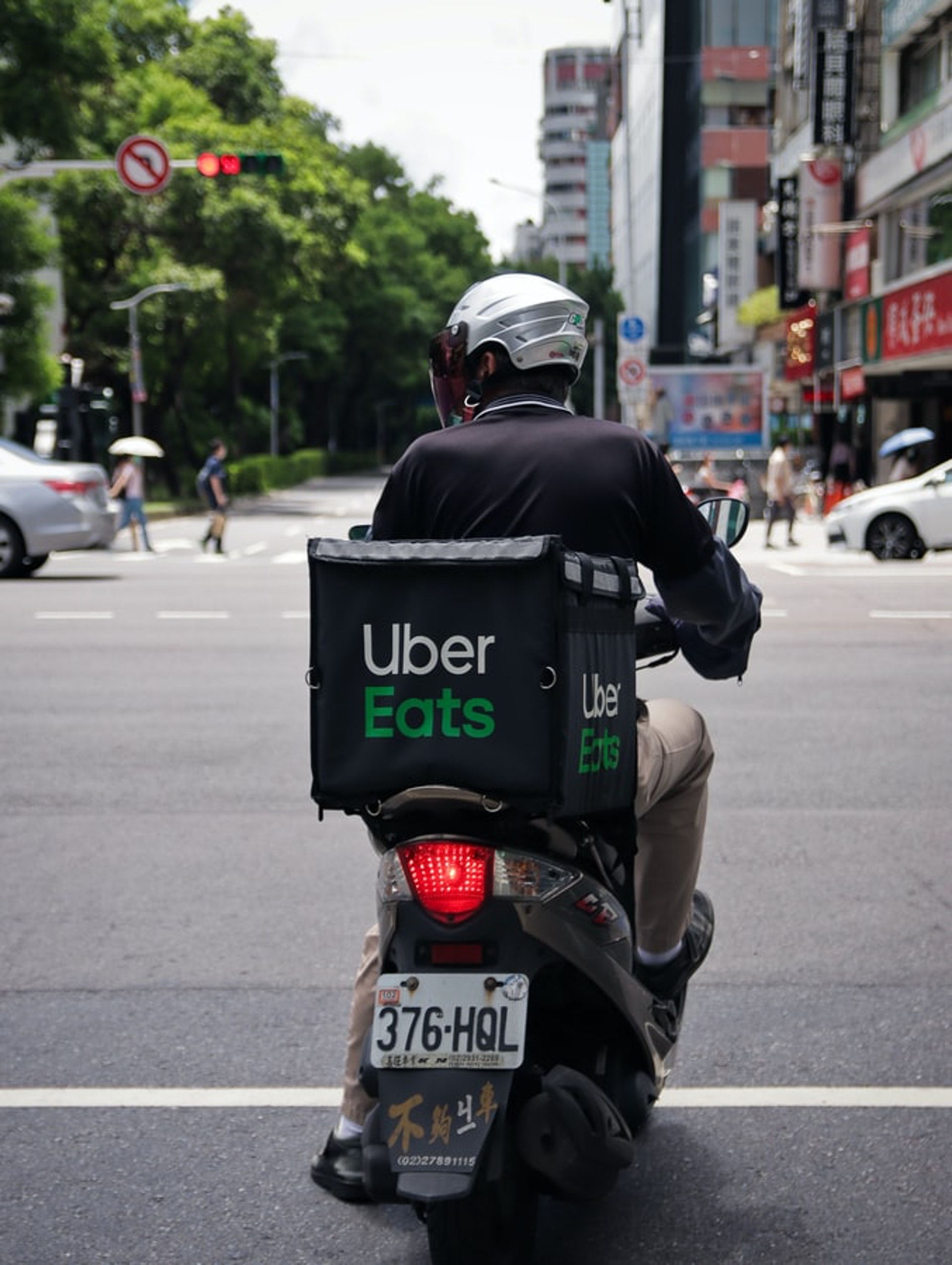 【Uber Eats外送員收奇怪訊息揭一賤招】有天外送時接到收現金的單,螢幕卻反常的跳出「此用戶不須支付$220.00」的訊息。(示意圖:Zhuo Cheng you/unsplash) 【Uber Eats外送員收奇怪訊息揭一賤招】有天外送時接到收現金的單,螢幕卻反常的跳出「此用戶不須支付$220.00」的訊息。(示意圖:Zhuo Cheng you/unsplash)