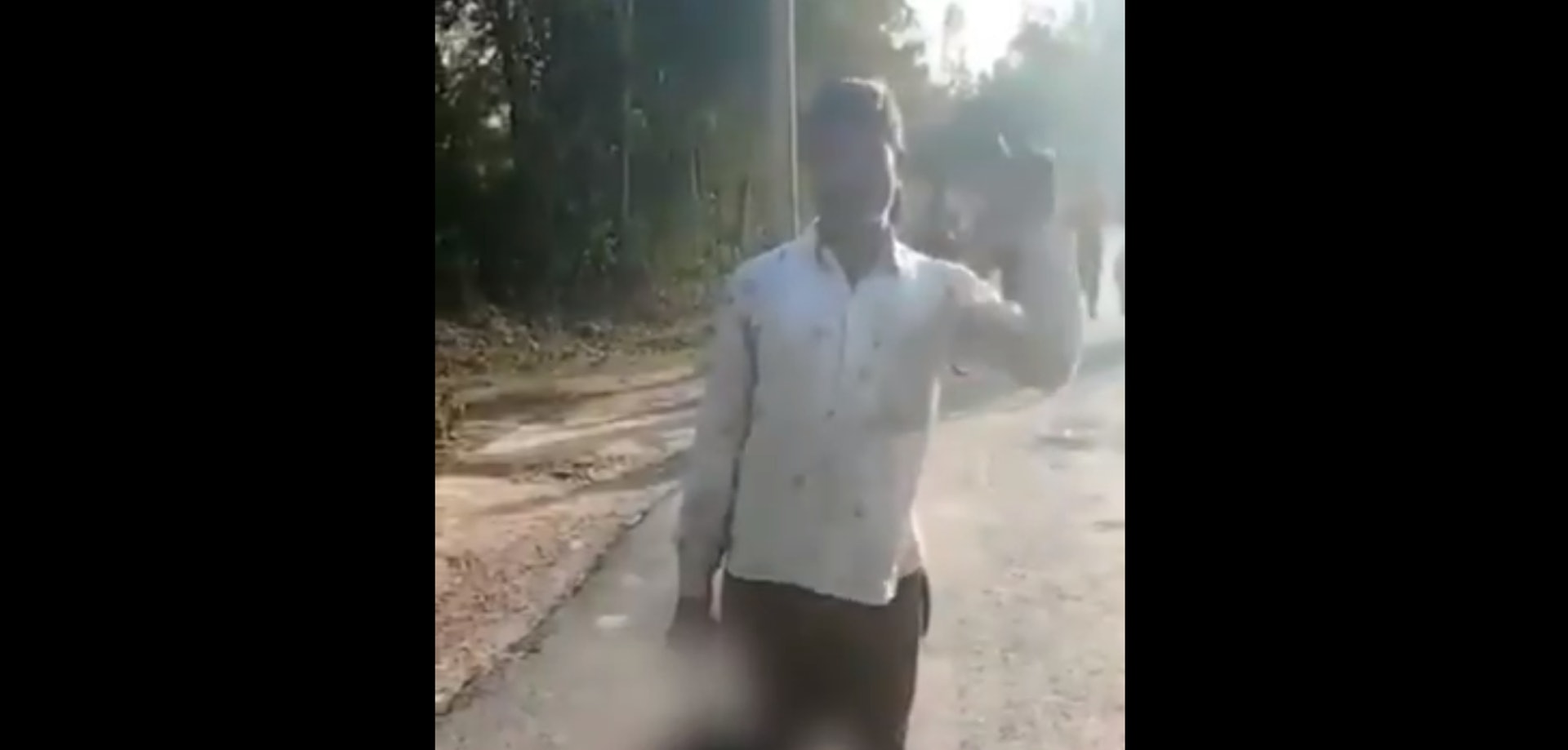 印度血案:據報男子庫馬爾(Sarvesh Kumar)3月3日把女兒斬首,提着女兒的頭驢去警局,有警察錄下片段(Twitter@MombasaCGW) 印度血案:據報男子庫馬爾(Sarvesh Kumar)3月3日把女兒斬首,提着女兒的頭驢去警局,有警察錄下片段(Twitter@MombasaCGW)