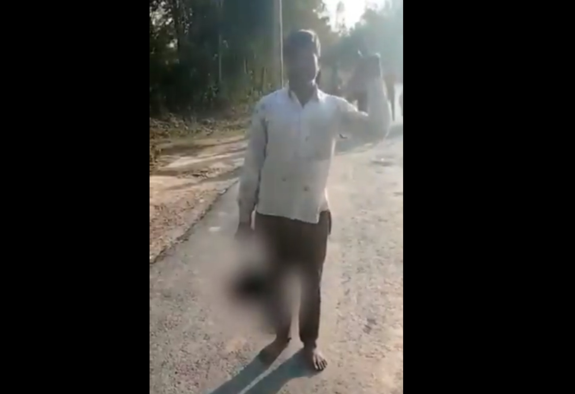 印度血案:庫馬爾(Sarvesh Kumar)對着鏡頭還唸唸有詞,據指他解釋女兒與自己不喜歡的對象交往,令他動怒(Twitter@MombasaCGW) 印度血案:庫馬爾(Sarvesh Kumar)對着鏡頭還唸唸有詞,據指他解釋女兒與自己不喜歡的對象交往,令他動怒(Twitter@MombasaCGW)