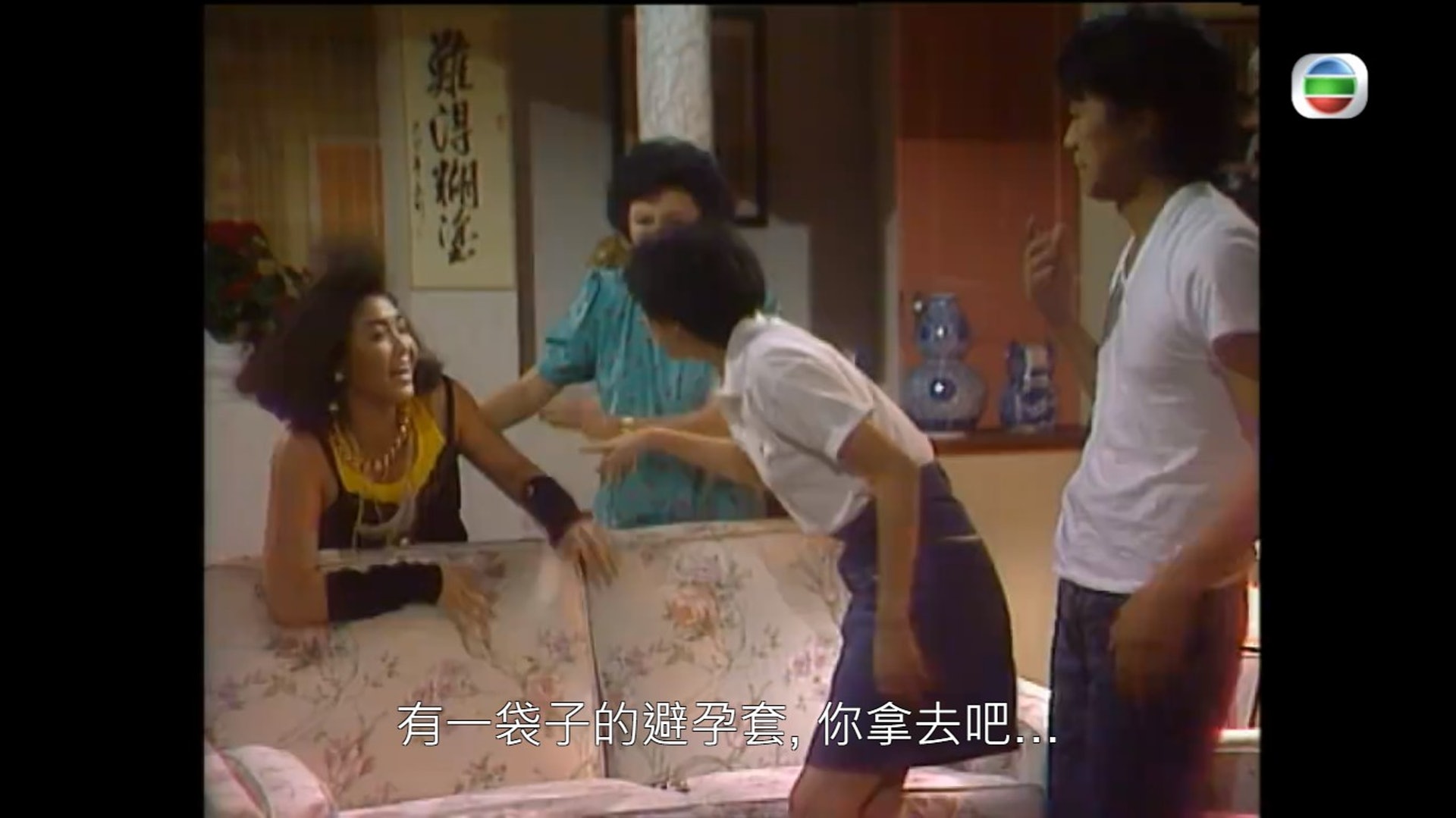 萬梓良望住張鳳妮發癲。(電視畫面) 萬梓良望住張鳳妮發癲。(電視畫面)