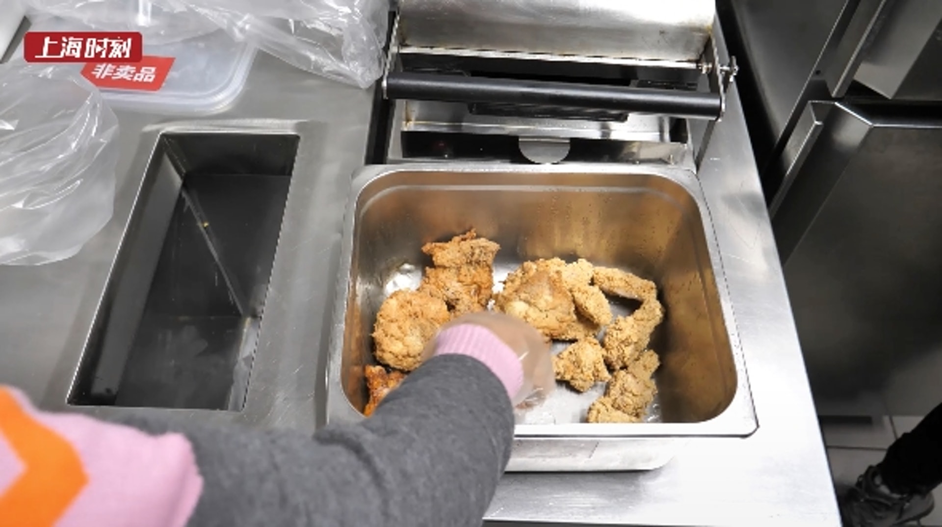 「食物銀行」會提供雞翼、雞塊、窩夫等當天未有銷售的多餘食物。(影片截圖) 「食物銀行」會提供雞翼、雞塊、窩夫等當天未有銷售的多餘食物。(影片截圖)