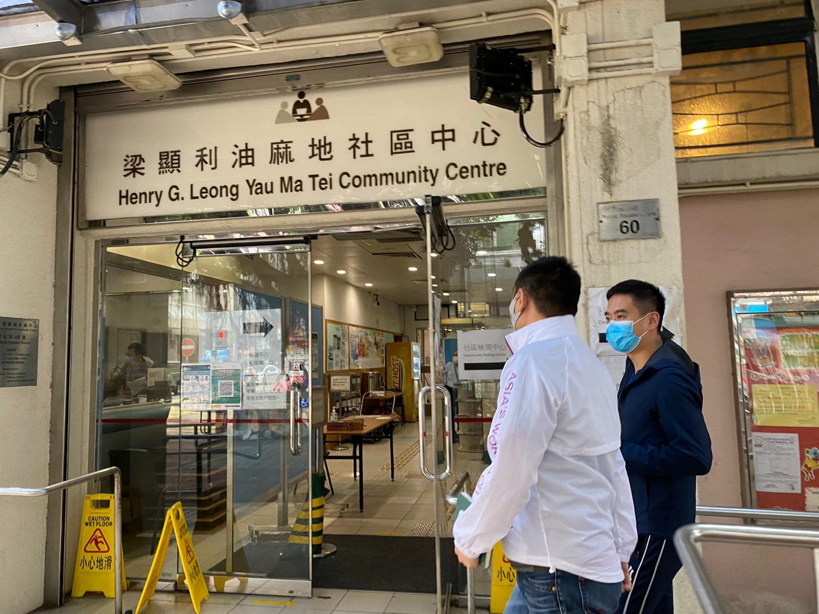 民政事務局局長徐英偉今早到油麻地梁顯利社區中心視察，對於發生致命火災，徐英偉表示深切哀痛及高度關注，並向受影響的居民致以慰問。(徐英偉Facebook)