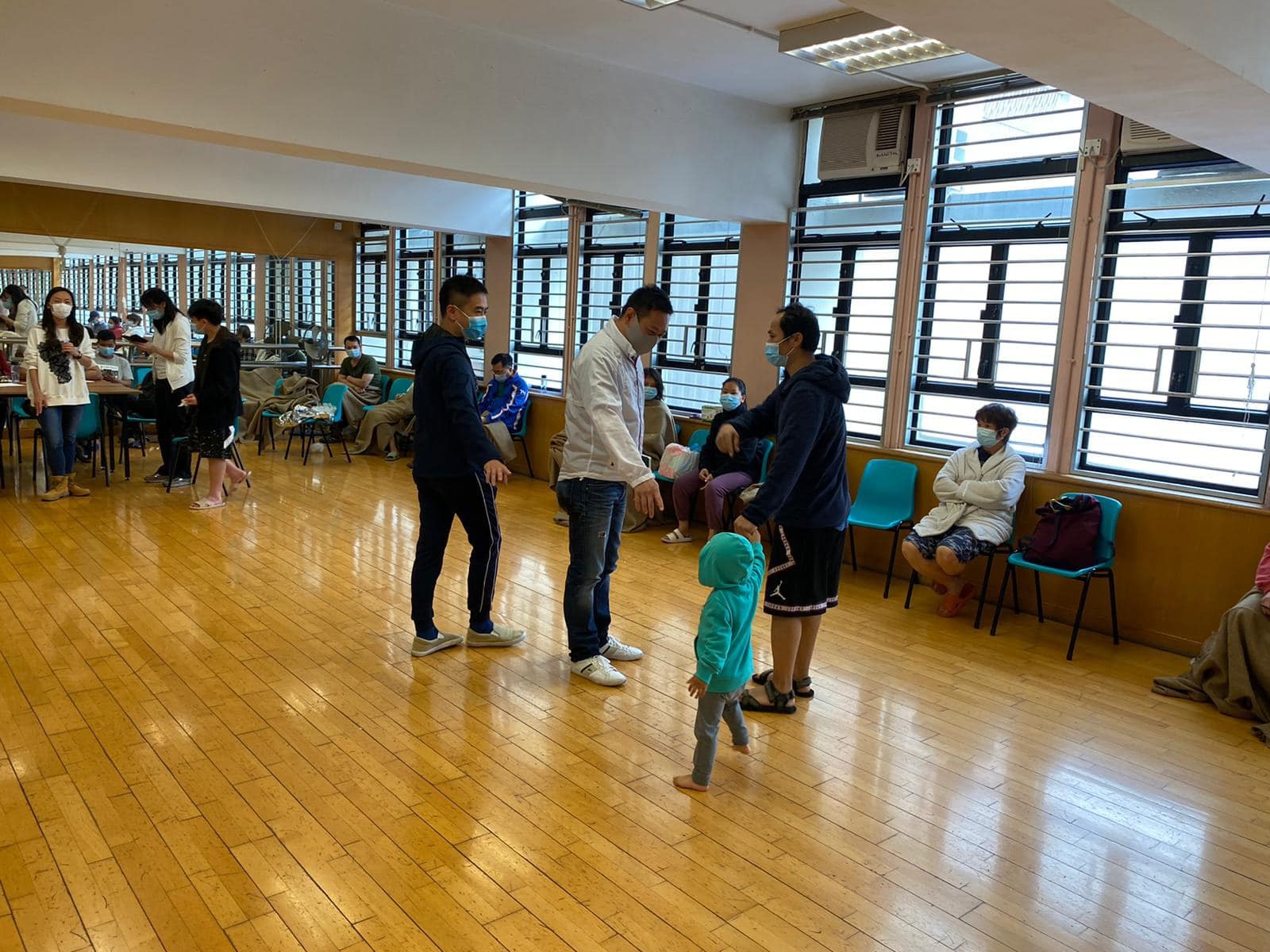 民政事務局局長徐英偉今早到油麻地梁顯利社區中心視察，對於發生致命火災，徐英偉表示深切哀痛及高度關注，並向受影響的居民致以慰問。(徐英偉Facebook)
