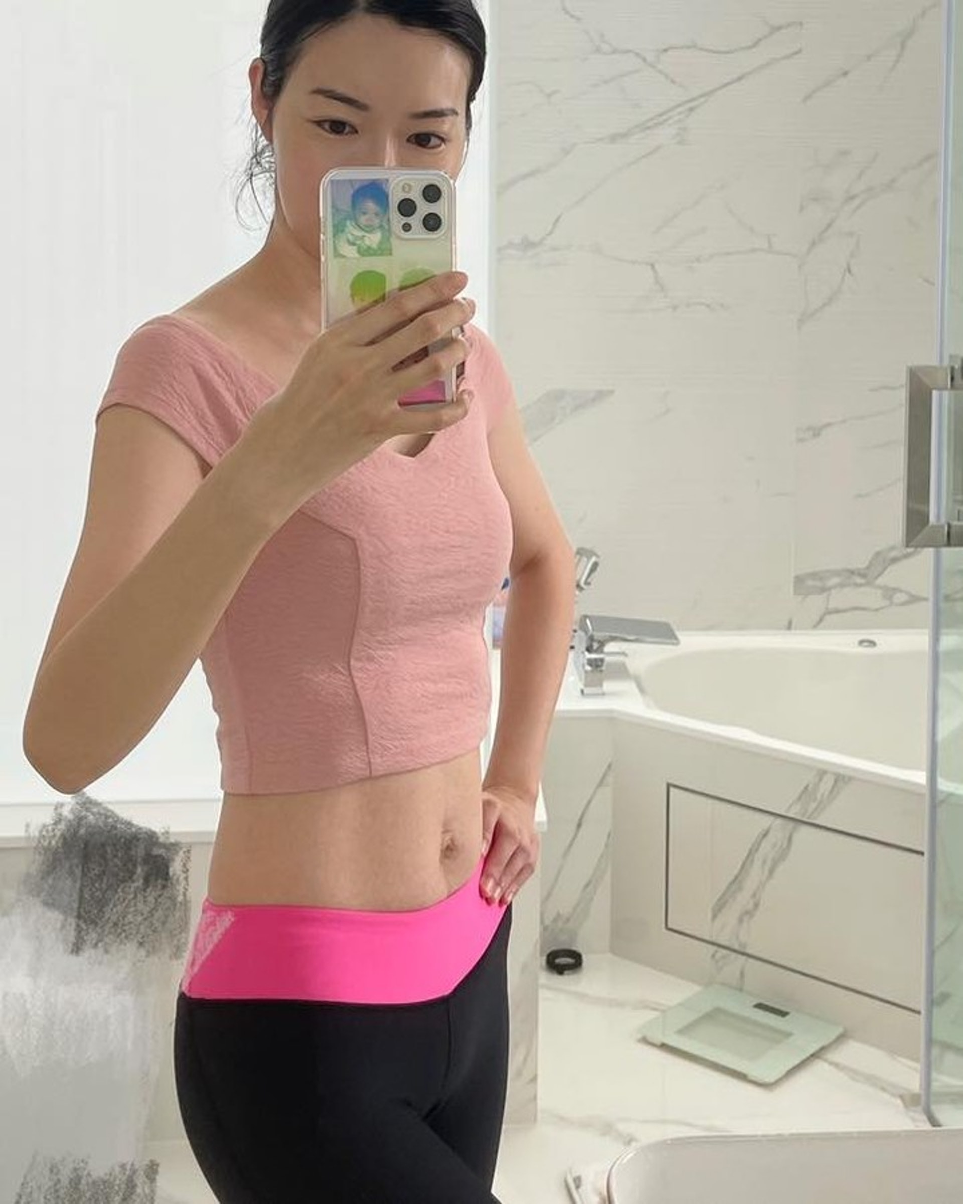 翠翠穿上貼身露腰上衣和Legging,大曬纖腰仲隱約看到腹肌。(IG/ @tracy_ip) 翠翠穿上貼身露腰上衣和Legging,大曬纖腰仲隱約看到腹肌。(IG/ @tracy_ip)