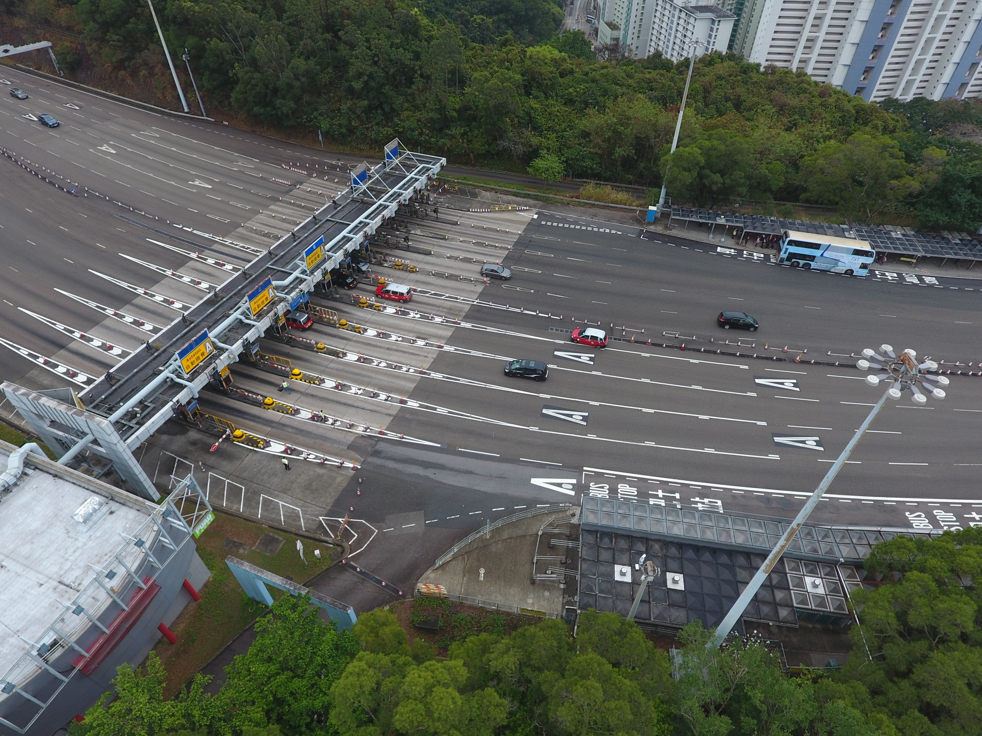 城門隧道公路有逾10條行車線。(蔡正邦攝) 城門隧道公路有逾10條行車線。(蔡正邦攝)