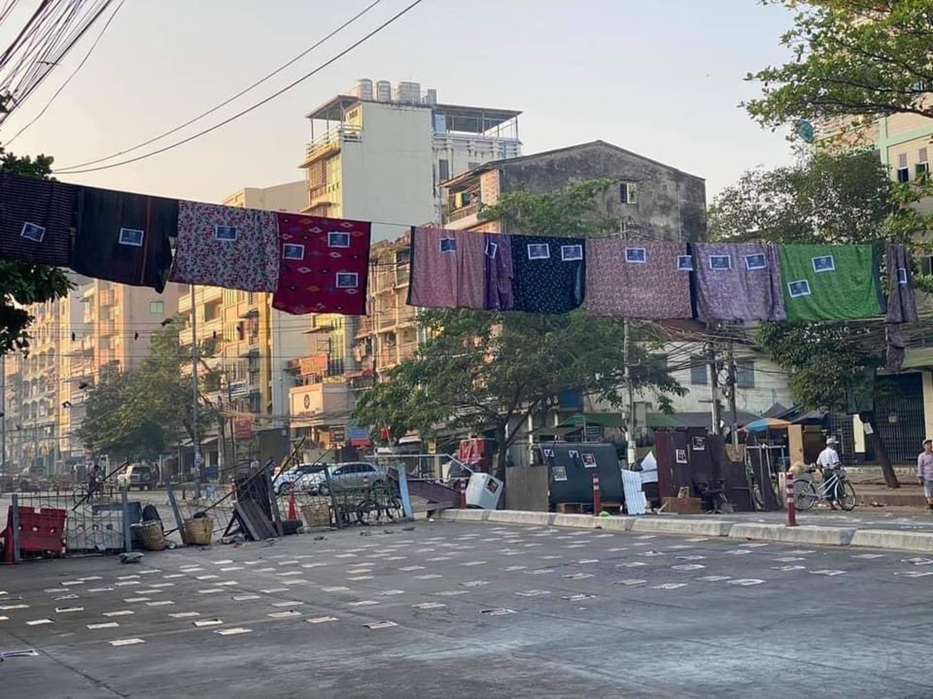 緬甸民眾利用軍警迷信當地傳統的弱點,於街頭高掛傳統女性筒裙「籠基」(longyi)以及女性內衣褲,拖延軍警追捕的速度。(Twitter「ThidaNyein」圖片) 緬甸民眾利用軍警迷信當地傳統的弱點,於街頭高掛傳統女性筒裙「籠基」(longyi)以及女性內衣褲,拖延軍警追捕的速度。(Twitter「ThidaNyein」圖片)