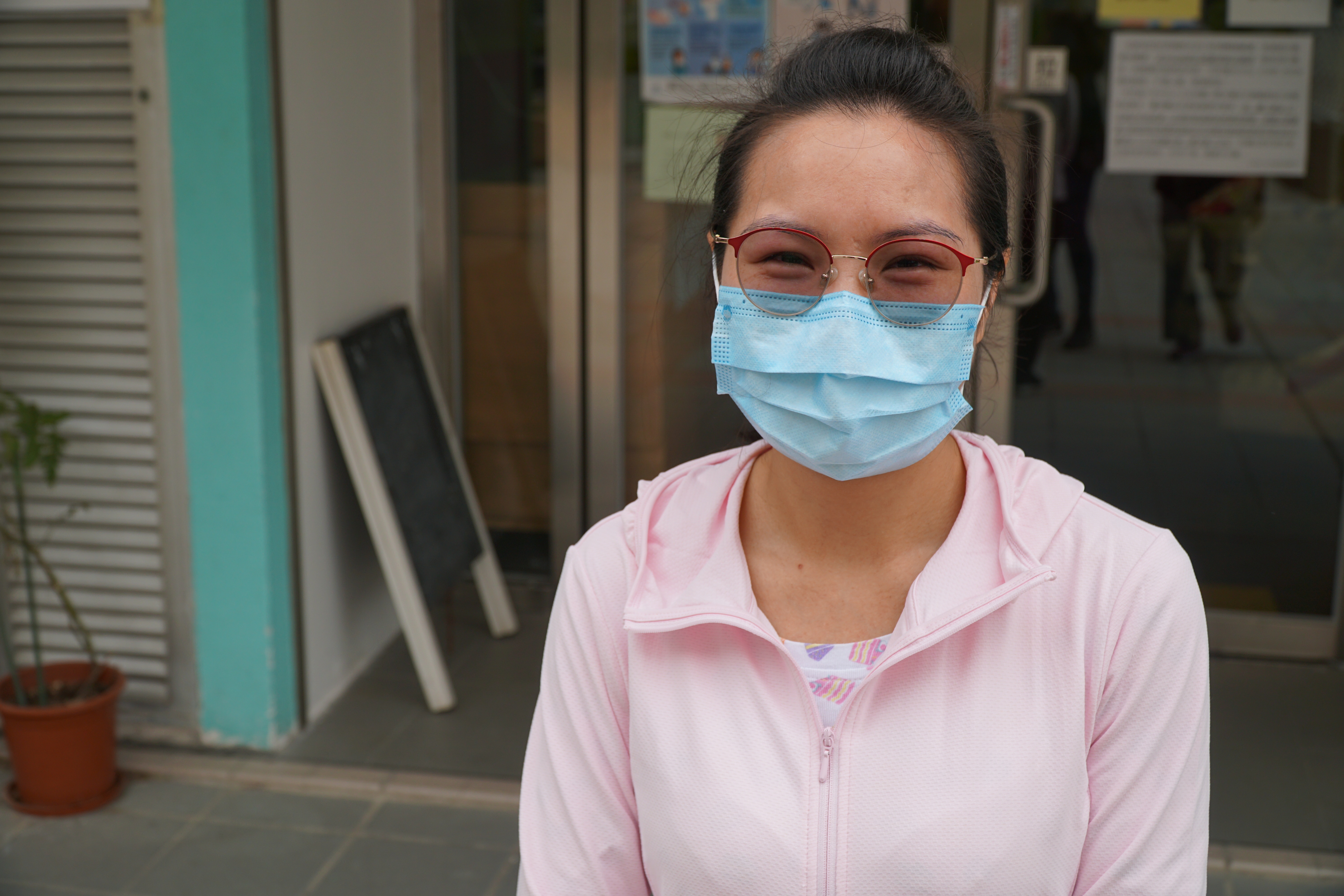 曾小姐憶述自己曾因主力照顧女兒，有一段時間沒有工作，一家支出只能依賴丈夫收入和僅有的儲蓄，故她急切想找工幫補家計，惟又擔心年幼女兒無人照顧。（曾鳳婷攝）