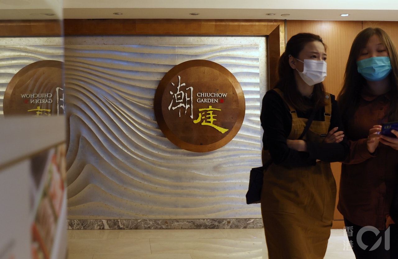 衞生署3月7日公布尖沙咀星光行東翼的食肆「潮庭」一名48歲男樓面初步確診,食肆即日起停業。(余俊亮攝) 衞生署3月7日公布尖沙咀星光行東翼的食肆「潮庭」一名48歲男樓面初步確診,食肆即日起停業。(余俊亮攝)