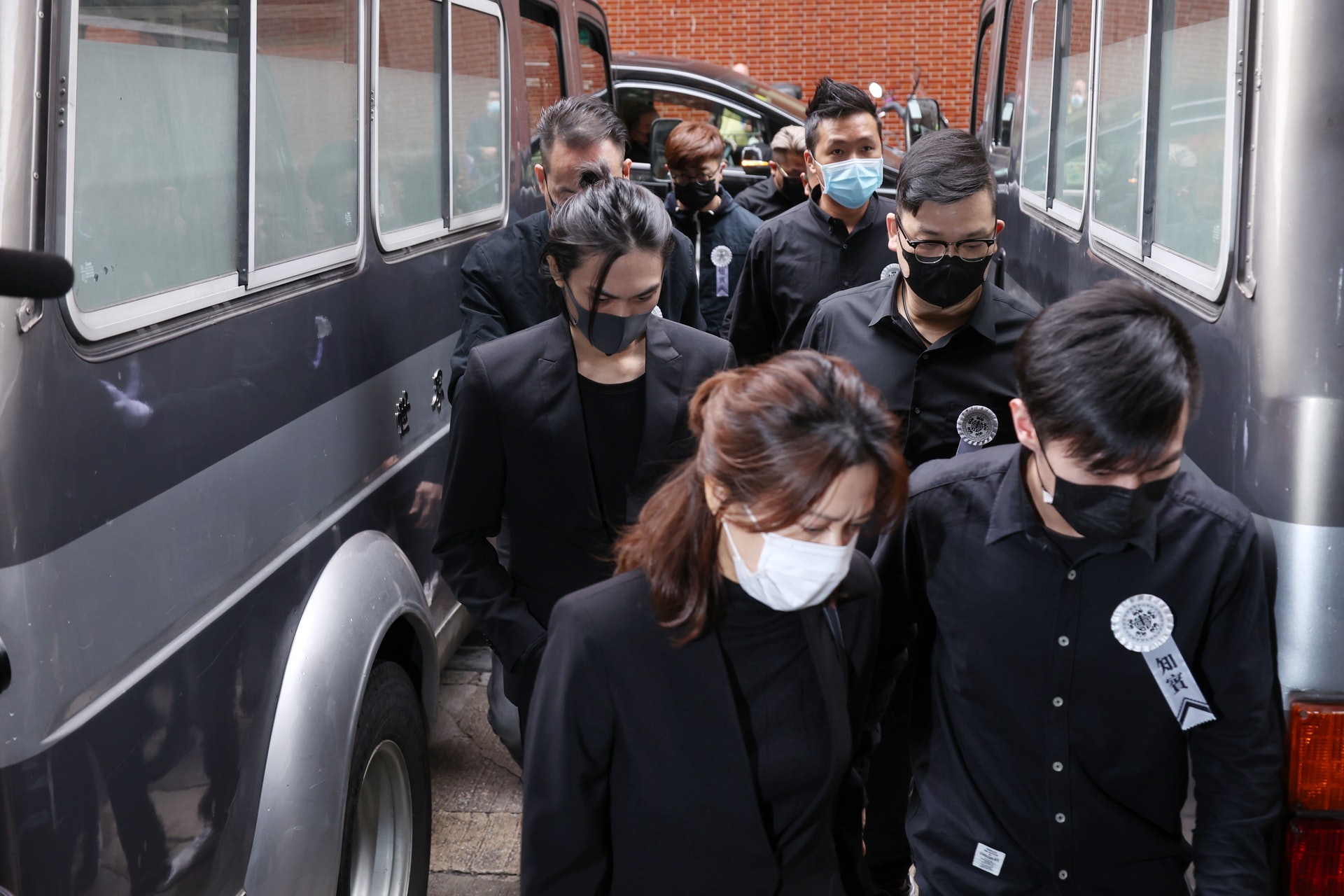 吳孟達愛妻侯珊燕同及兒子到達靈堂。(葉志明攝) 吳孟達愛妻侯珊燕同及兒子到達靈堂。(葉志明攝)