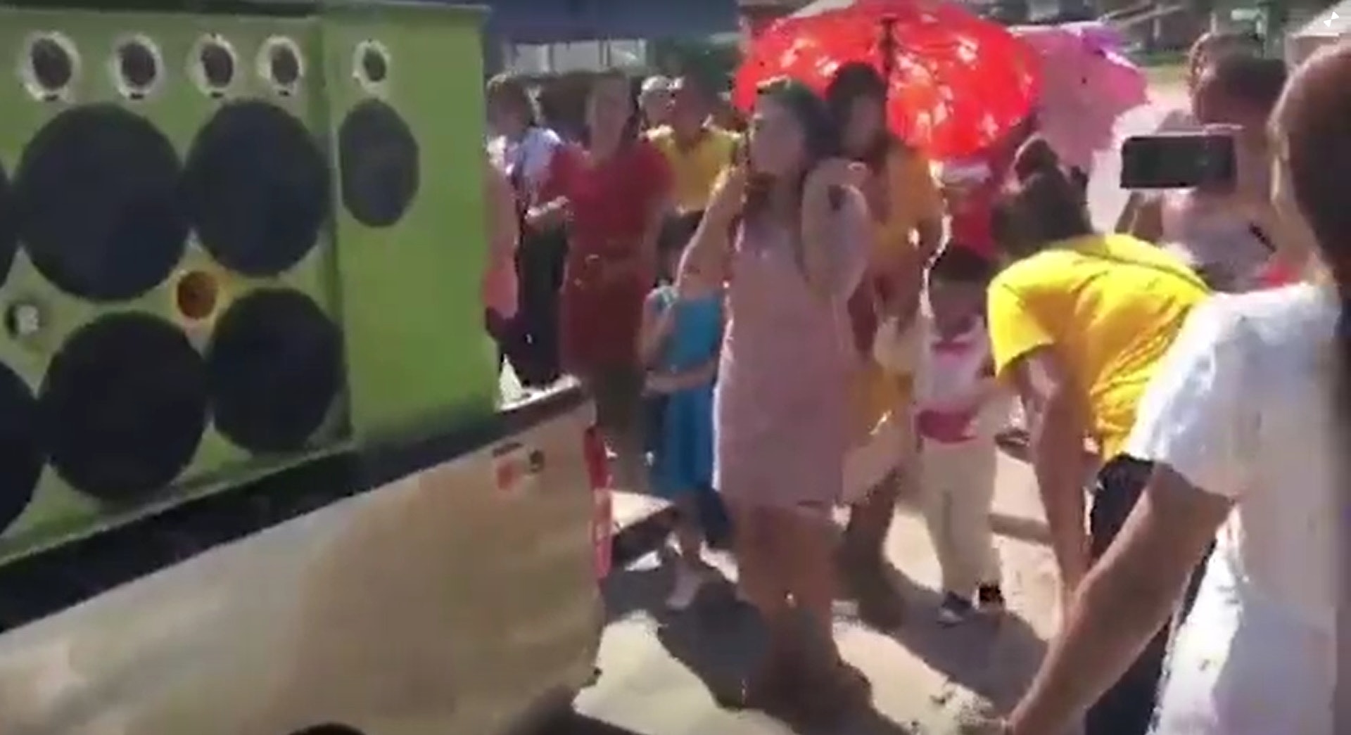 泰國一對年僅5歲的龍鳳胎被父母「逼婚」,引起關注。(路透社影片截圖) 泰國一對年僅5歲的龍鳳胎被父母「逼婚」,引起關注。(路透社影片截圖)