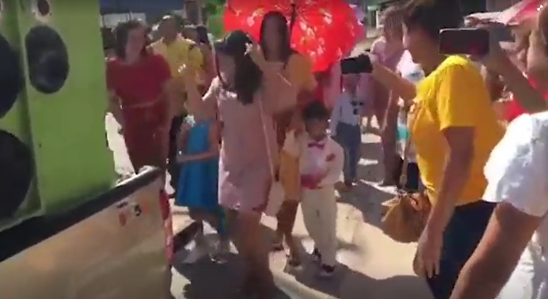 泰國一對年僅5歲的龍鳳胎被父母「逼婚」,引起關注。(路透社影片截圖) 泰國一對年僅5歲的龍鳳胎被父母「逼婚」,引起關注。(路透社影片截圖)