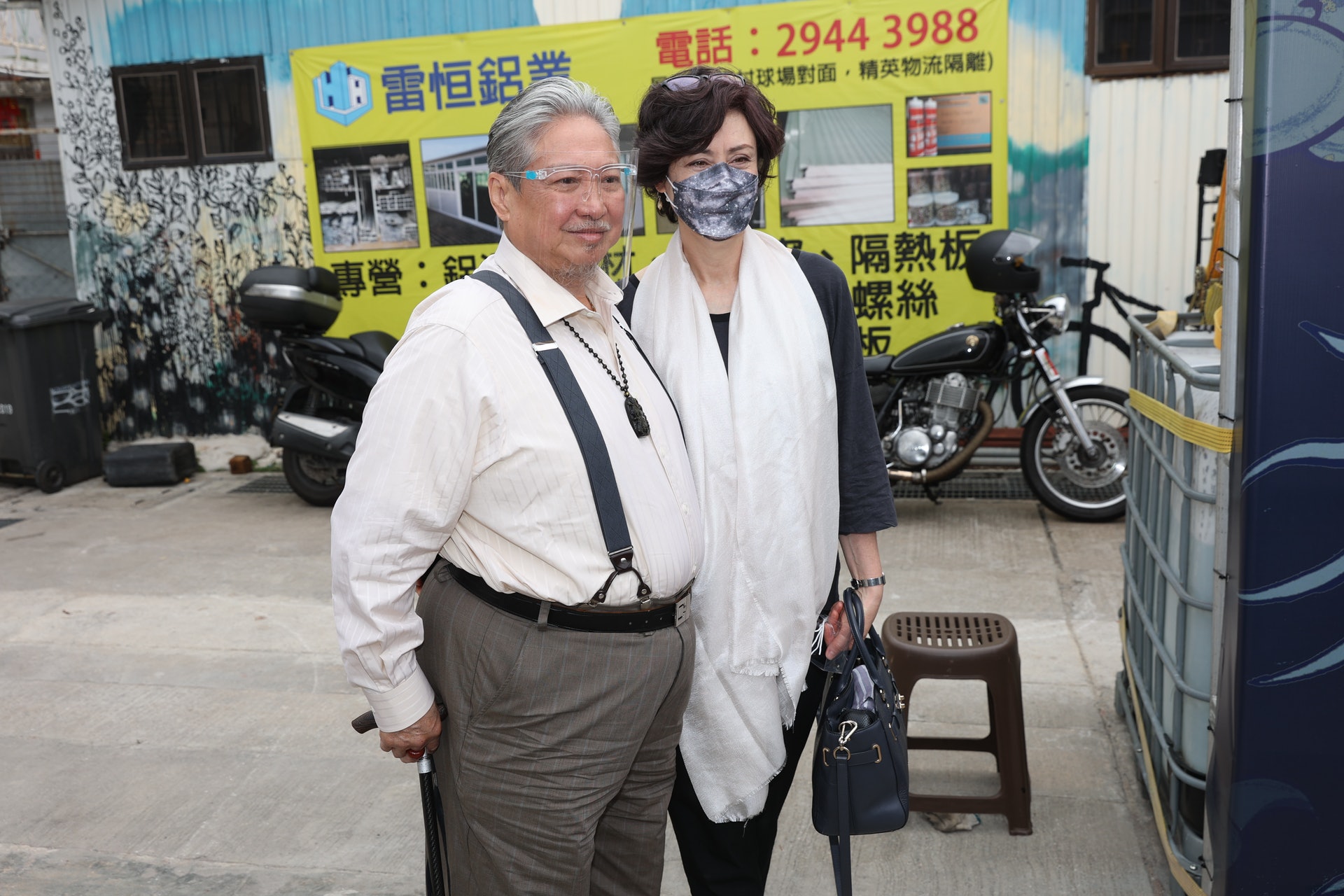 洪金還現場示範小跑步給拍照,還跑得超快。(陳順禎攝) 洪金還現場示範小跑步給拍照,還跑得超快。(陳順禎攝)