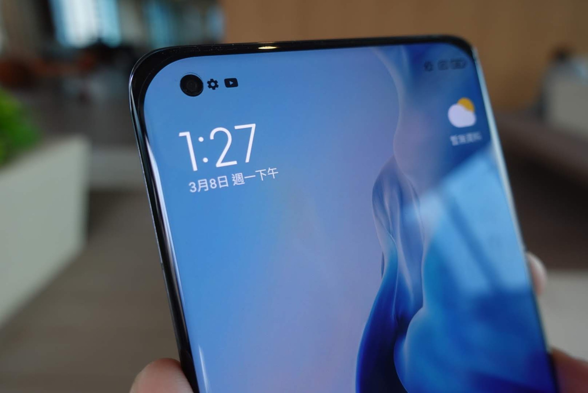 小米 Mi 11的屏幕角位比起一般的手機更「圓」,上面的圓孔為 2000 萬像素的前置自拍鏡頭(蔡浩騰 攝) 小米 Mi 11的屏幕角位比起一般的手機更「圓」,上面的圓孔為 2000 萬像素的前置自拍鏡頭(蔡浩騰 攝)