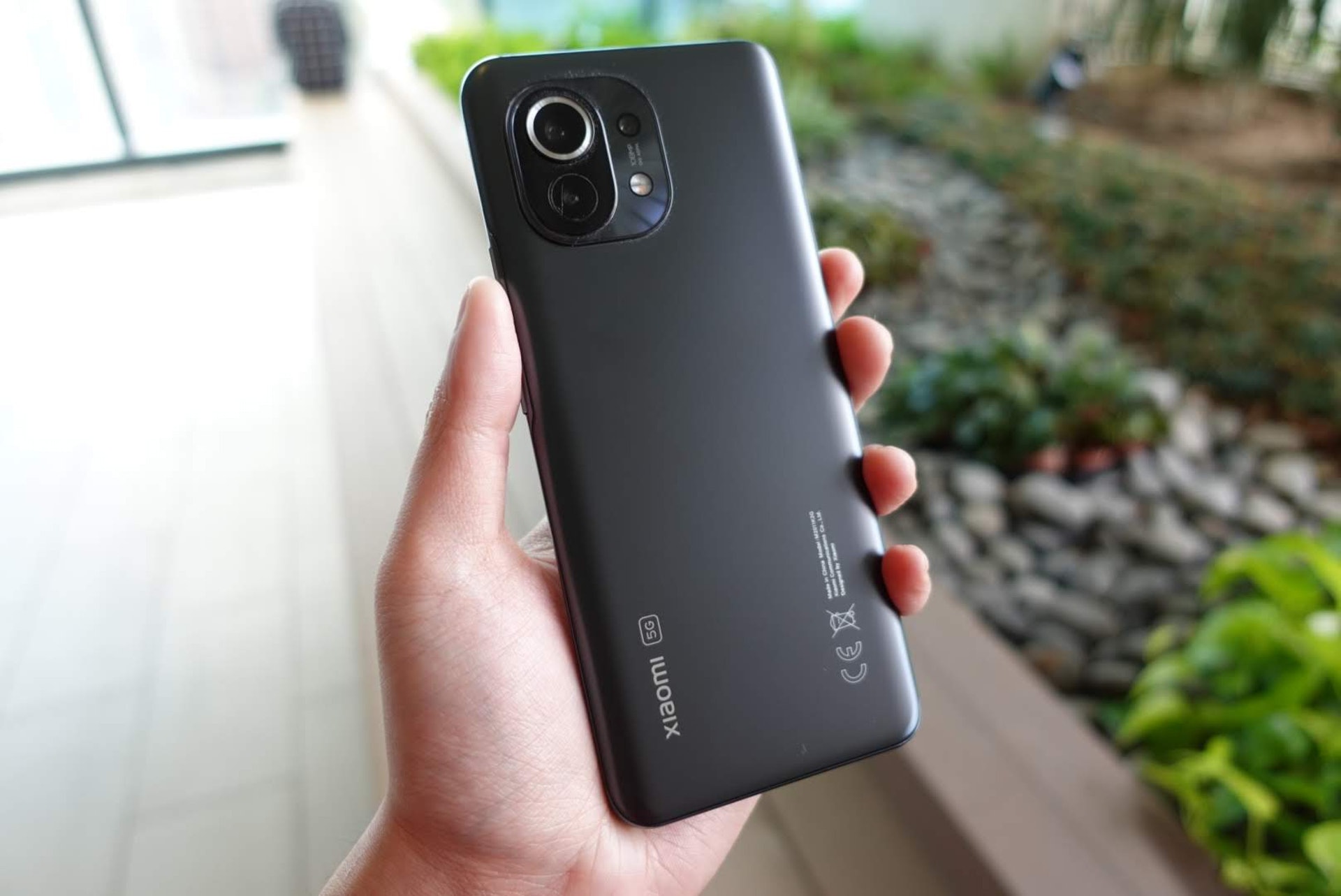 小米 Mi 11 手感纖薄舒適,不過背面大大個相機模組,或者會有人覺得突兀(蔡浩騰 攝) 小米 Mi 11 手感纖薄舒適,不過背面大大個相機模組,或者會有人覺得突兀(蔡浩騰 攝)