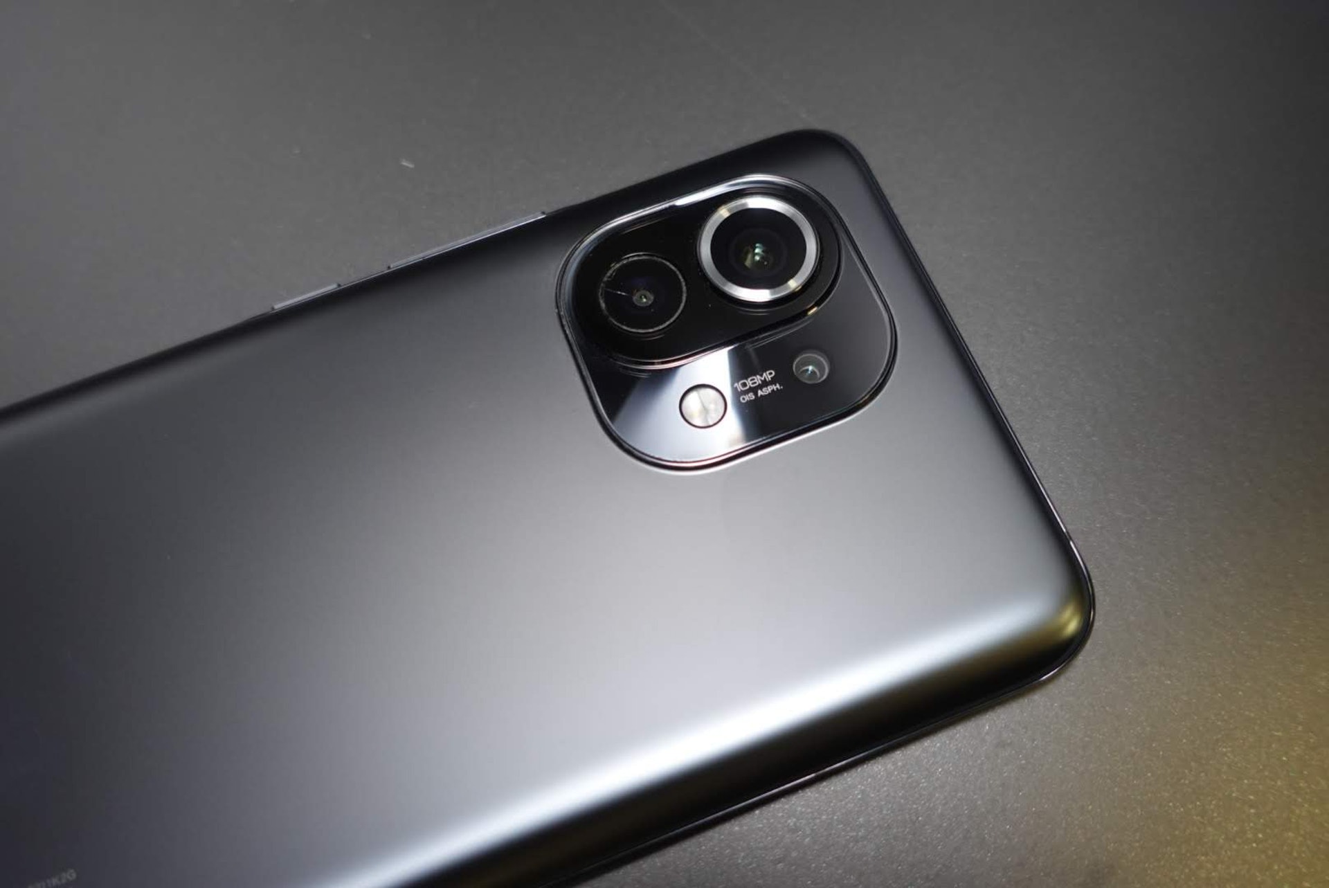 主鏡頭採用 1/1.33 吋 1.08 億像素 CMOS,另有 1300 萬像素超廣角鏡頭及 500 萬像素 50mm 微距鏡。 (蔡浩騰 攝) 主鏡頭採用 1/1.33 吋 1.08 億像素 CMOS,另有 1300 萬像素超廣角鏡頭及 500 萬像素 50mm 微距鏡。 (蔡浩騰 攝)