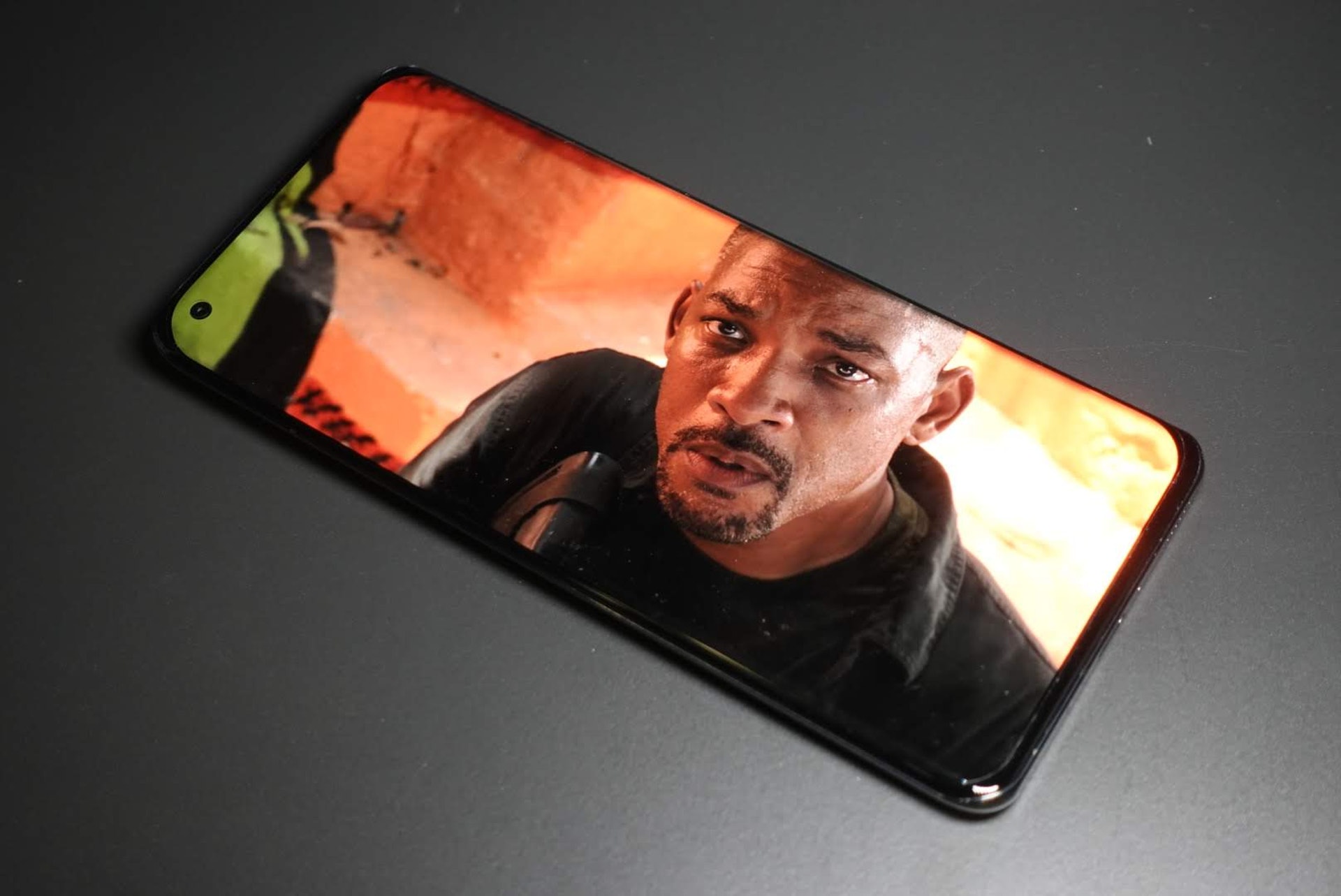 屏幕支援 HDR10+、加上支援 Dolby Atmos、由名廠 Harmon/kardon 調音雙聲道喇叭,用來看電影的感覺出奇地好(蔡浩騰 攝) 屏幕支援 HDR10+、加上支援 Dolby Atmos、由名廠 Harmon/kardon 調音雙聲道喇叭,用來看電影的感覺出奇地好(蔡浩騰 攝)