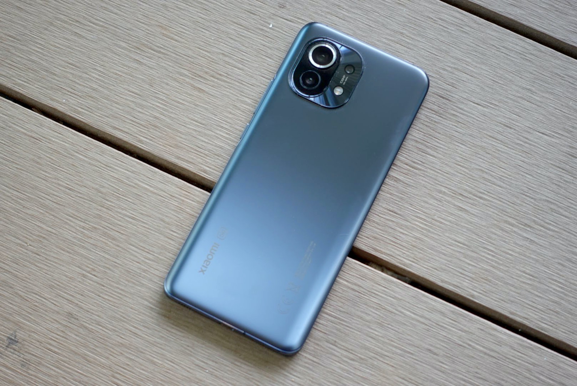 今次借測的是午夜灰,較為低調,但磨沙玻璃在不同角度的光照下都有一定變化(蔡浩騰 攝) 今次借測的是午夜灰,較為低調,但磨沙玻璃在不同角度的光照下都有一定變化(蔡浩騰 攝)