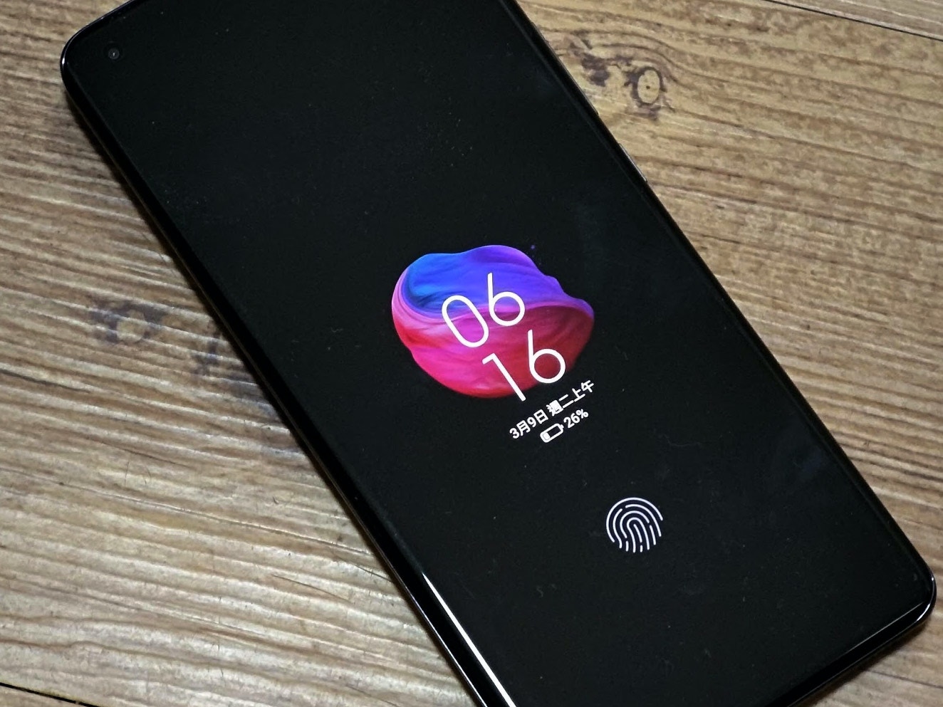 利用 AMOLED 屏幕的特性,小米 Mi11 又加入了 Always-On 屏幕的功能(蔡浩騰 攝) 利用 AMOLED 屏幕的特性,小米 Mi11 又加入了 Always-On 屏幕的功能(蔡浩騰 攝)