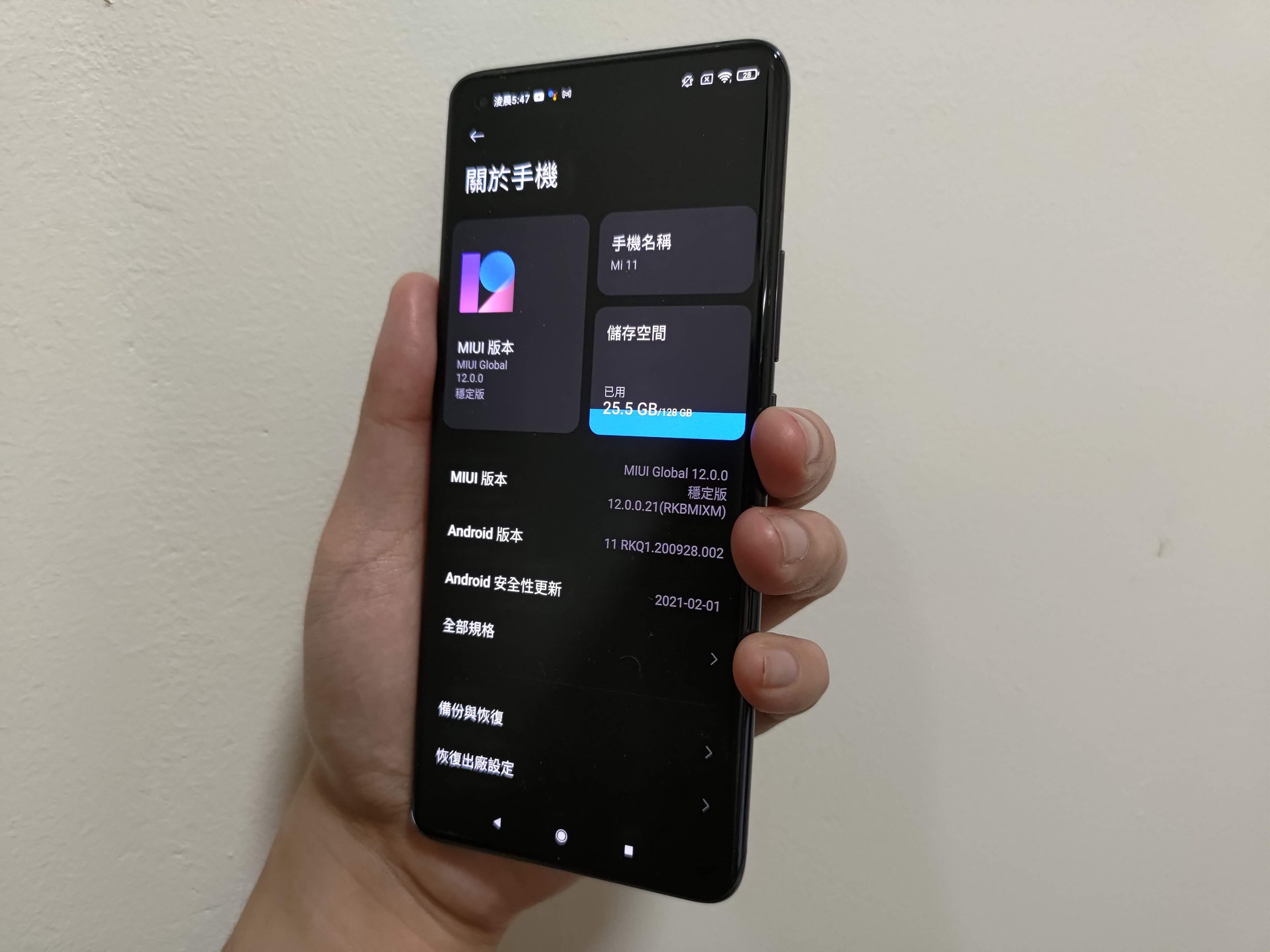 除了規格夠強以外,Mi11 內置的 MIUI 12 亦提供了多項智能手勢操作,例如與 iOS14 十分相似的機背雙擊 除了規格夠強以外,Mi11 內置的 MIUI 12 亦提供了多項智能手勢操作,例如與 iOS14 十分相似的機背雙擊