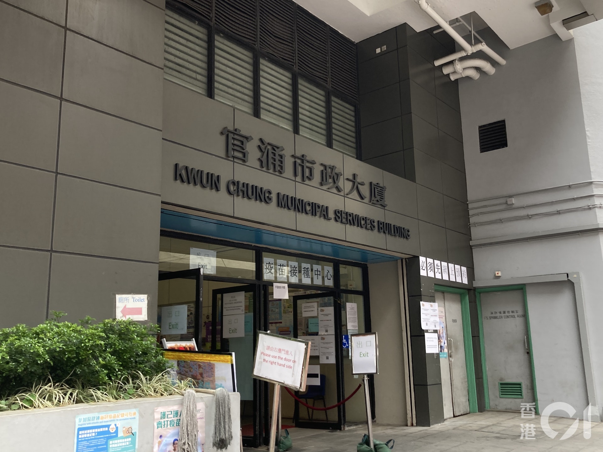 佐敦官涌體育館疫苗接種中心,今早10時並無人排隊接種科興疫苗,1小時內僅約30人進入中心。(歐陽德浩攝) 佐敦官涌體育館疫苗接種中心,今早10時並無人排隊接種科興疫苗,1小時內僅約30人進入中心。(歐陽德浩攝)