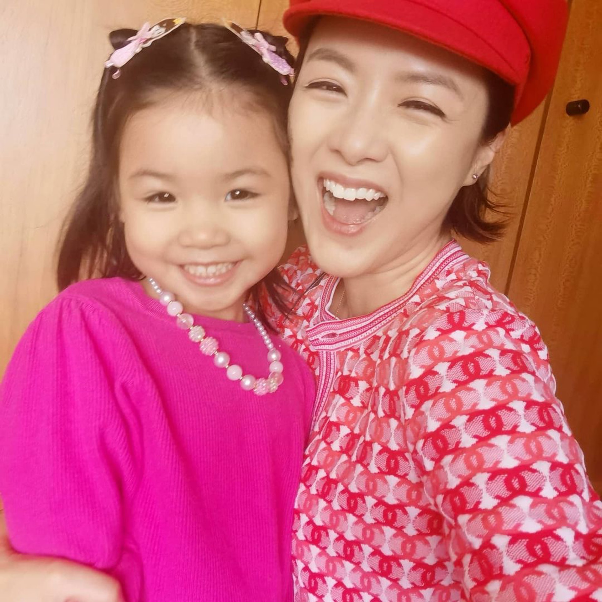 陳茵媺(Aimee)在社交平台上載與4歲愛女Camilla的甜蜜合照,為女性打氣之餘同時亦勉勵女兒。(IG/ @aimeechan_official) 陳茵媺(Aimee)在社交平台上載與4歲愛女Camilla的甜蜜合照,為女性打氣之餘同時亦勉勵女兒。(IG/ @aimeechan_official)