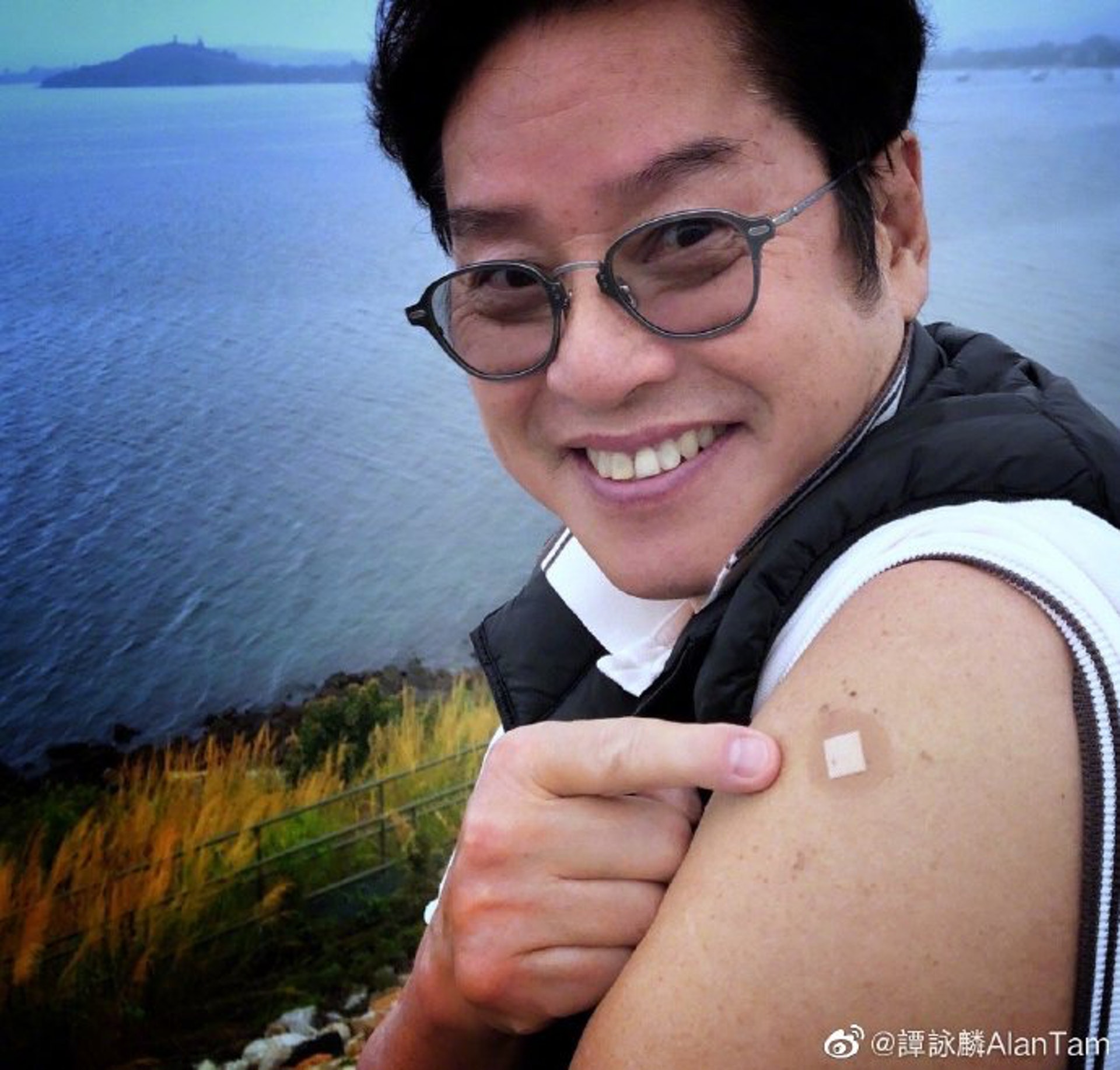 70歲的譚校長指接種後感覺良好,翌日更立即相約友人跑步。(譚詠麟微博圖字) 70歲的譚校長指接種後感覺良好,翌日更立即相約友人跑步。(譚詠麟微博圖字)