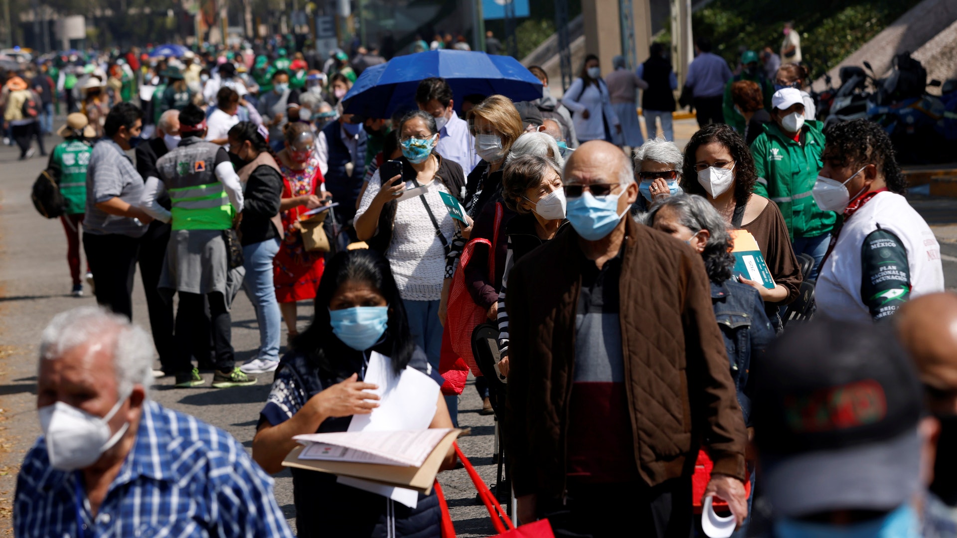 墨西哥新冠肺炎疫情：圖為3月8日，墨西哥城民眾輪候接種新冠疫苗。（Reuters）