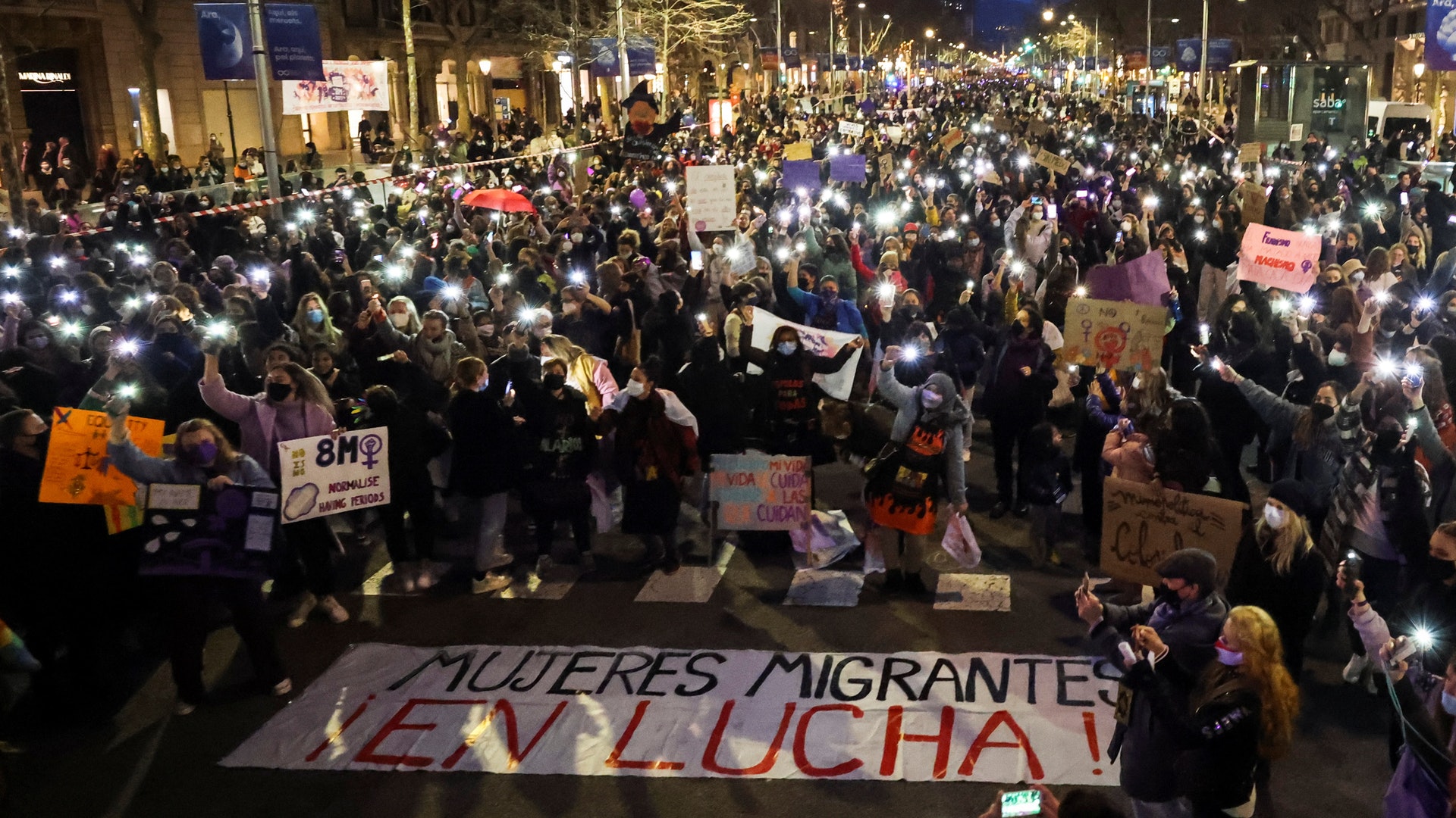 西班牙新冠肺炎疫情：圖為3月8日，西班牙巴塞羅那民眾上街集會，慶祝國際婦女節。（Reuters）