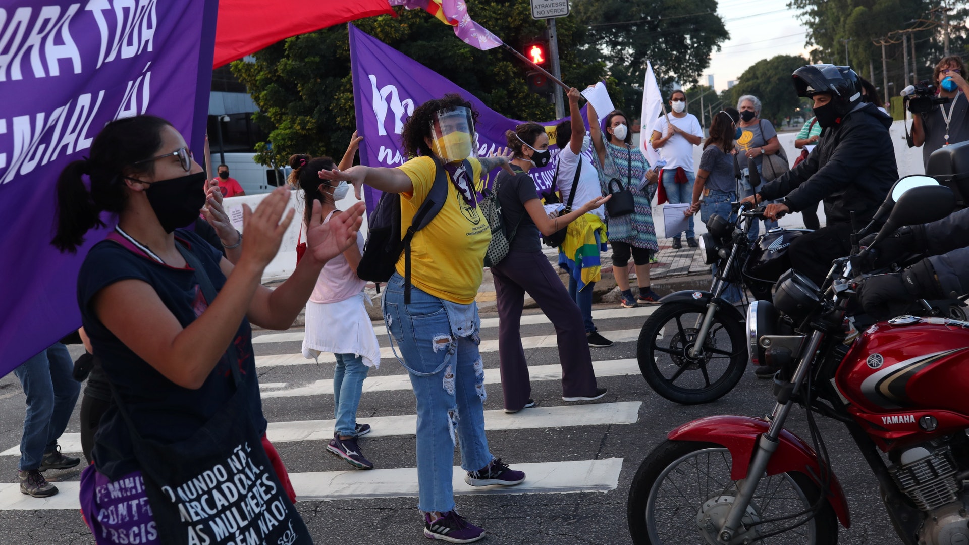 巴西新冠肺炎疫情：圖為3月8日，巴西聖保羅女性趁國際婦女節上街示威，要求總統博爾索納羅提供更多新冠疫苗及緊急援助。（Reuters）