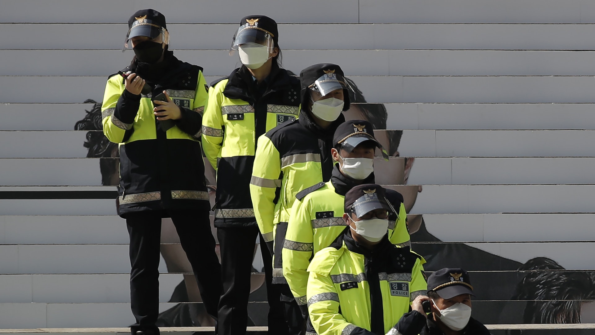 韓國新冠肺炎疫情：圖為3月8日，韓國首爾警員在一個集會上維持秩序。（AP）