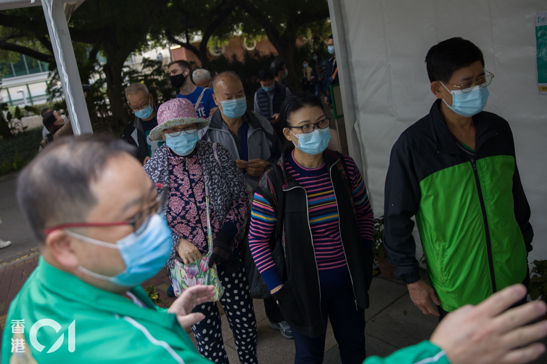 早上未滿八時,荔枝角公園體育館已出現約50人的人龍,當中大部份人是長者。(梁鵬威攝) 早上未滿八時,荔枝角公園體育館已出現約50人的人龍,當中大部份人是長者。(梁鵬威攝)