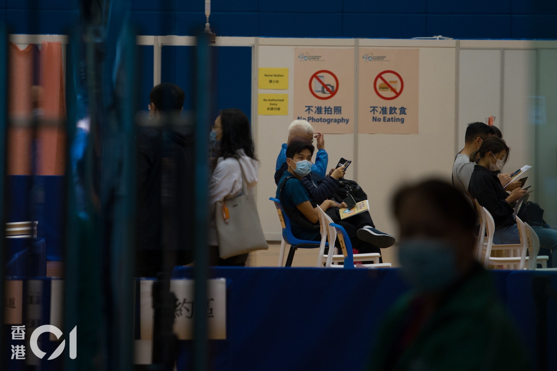 市民打針後,需等待15至20分鐘方可離場。(梁鵬威攝) 市民打針後,需等待15至20分鐘方可離場。(梁鵬威攝)
