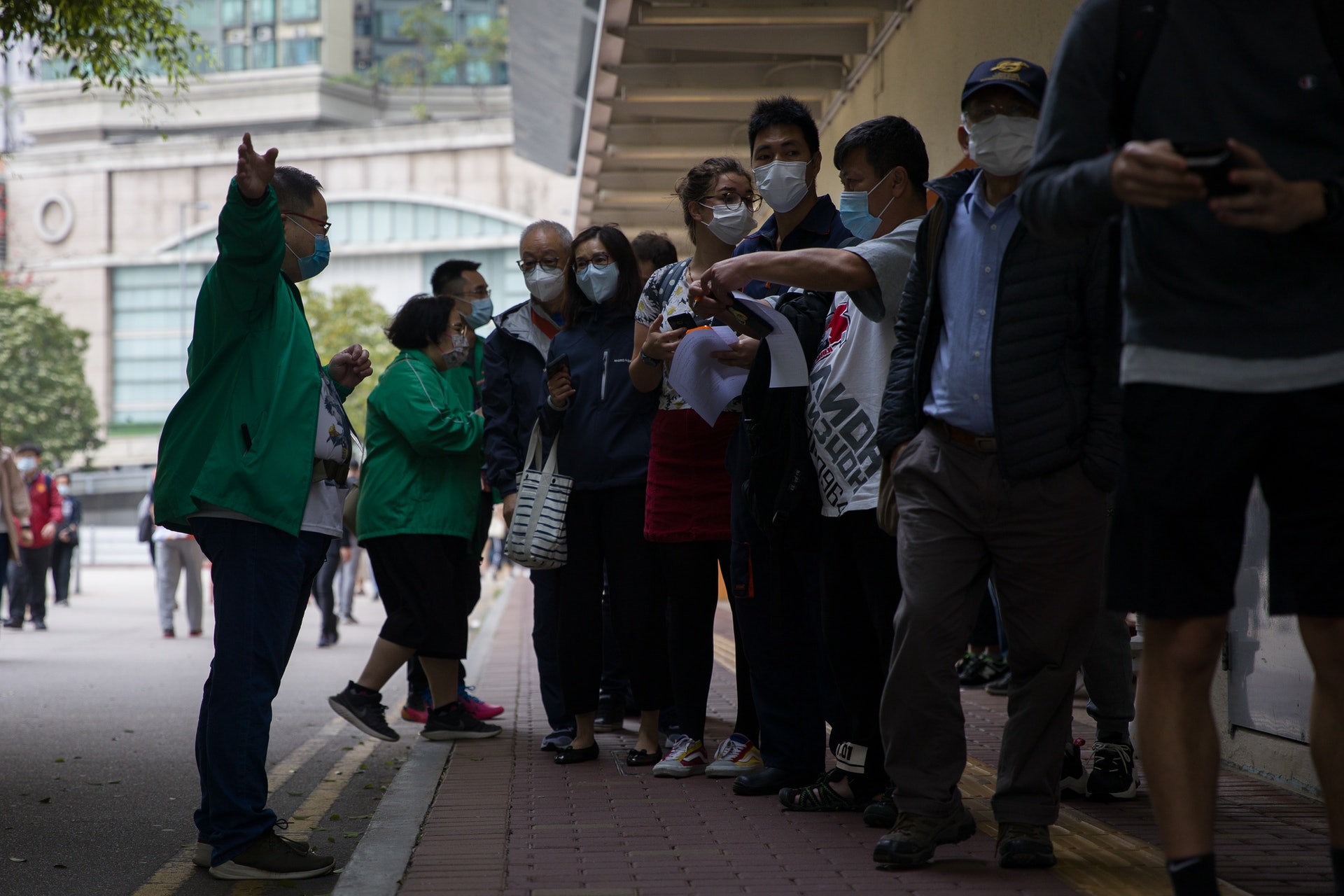 早上未滿八時,荔枝角公園體育館已出現約50人的人龍,當中大部份人是長者。(梁鵬威攝) 早上未滿八時,荔枝角公園體育館已出現約50人的人龍,當中大部份人是長者。(梁鵬威攝)