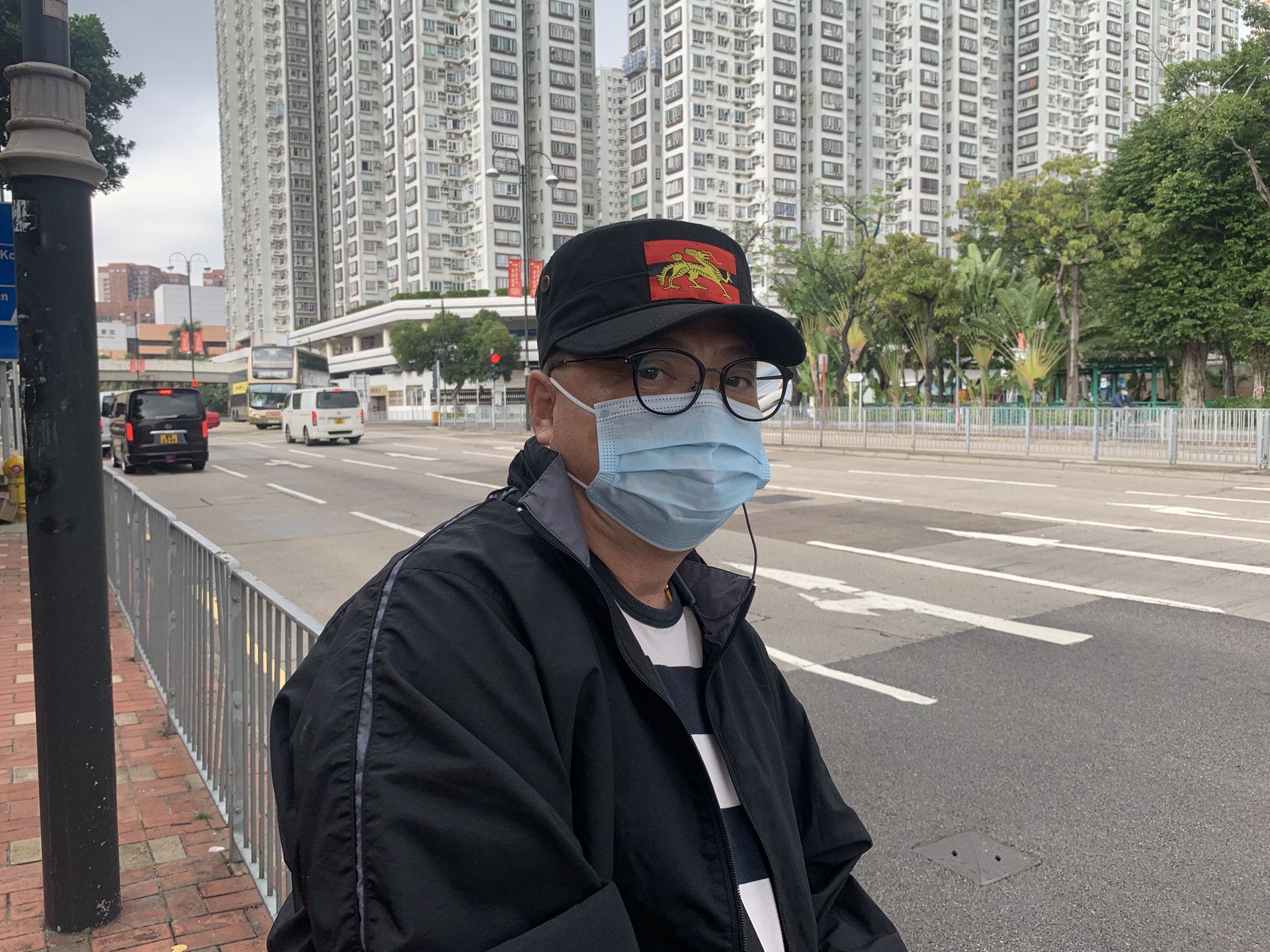 63歲的中港司機林先生,今天與同事前來注射疫苗,方便日後重新開關後可復工。(陳淑霞攝) 63歲的中港司機林先生,今天與同事前來注射疫苗,方便日後重新開關後可復工。(陳淑霞攝)