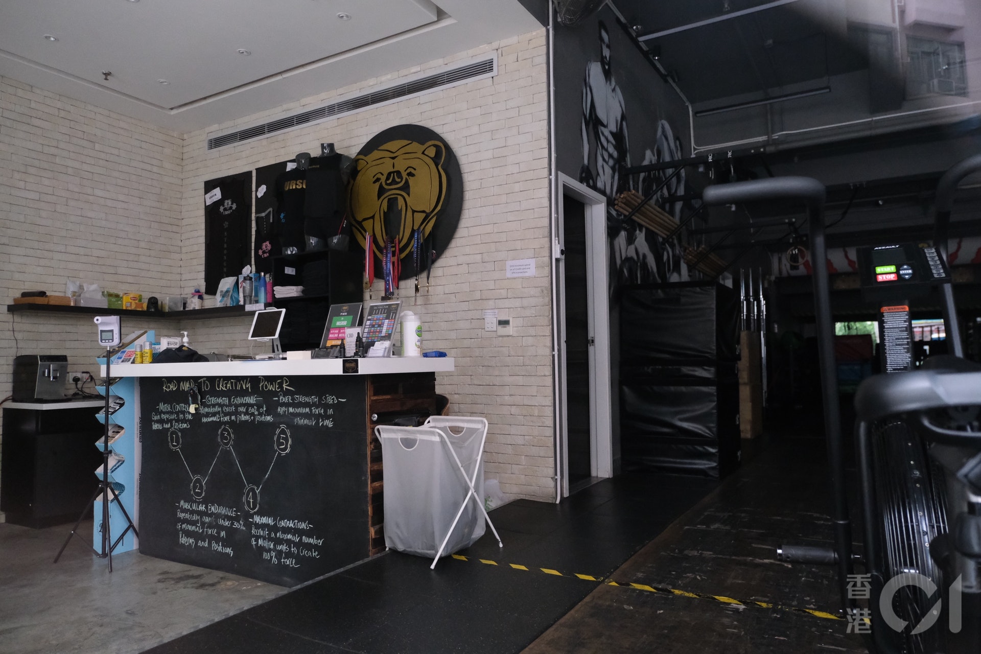 3月10日,西營盤Ursus Fitness疑爆疫,5名員工及5名顧客確診或初步確診,暫停營業。(盧翊銘攝) 3月10日,西營盤Ursus Fitness疑爆疫,5名員工及5名顧客確診或初步確診,暫停營業。(盧翊銘攝)