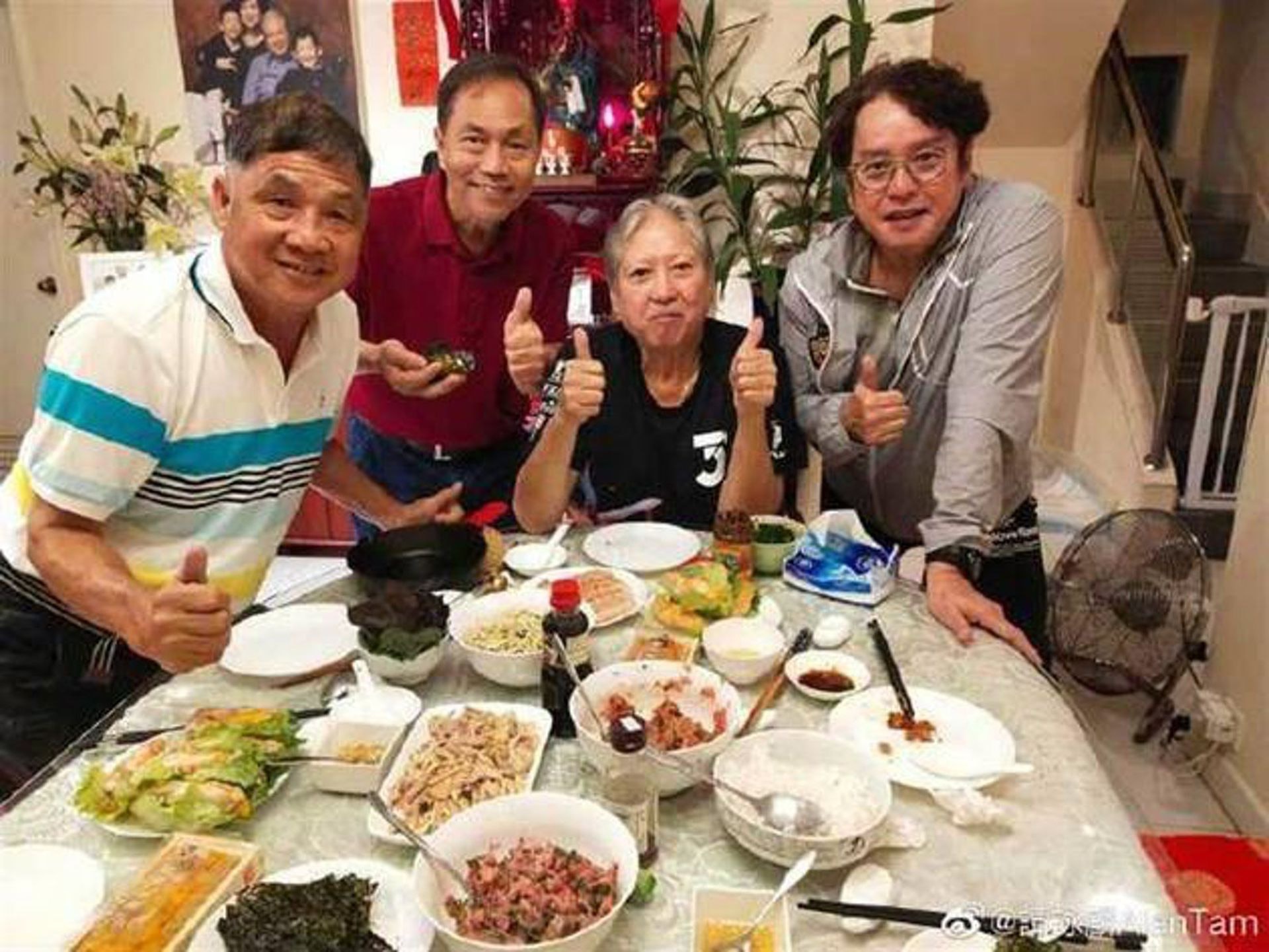 洪金寶去年爆瘦和昔日好友譚詠麟吃飯的照片曝光,喜歡他的粉絲都擔心他的健康。(微博@譚詠麟AlanTam) 洪金寶去年爆瘦和昔日好友譚詠麟吃飯的照片曝光,喜歡他的粉絲都擔心他的健康。(微博@譚詠麟AlanTam)