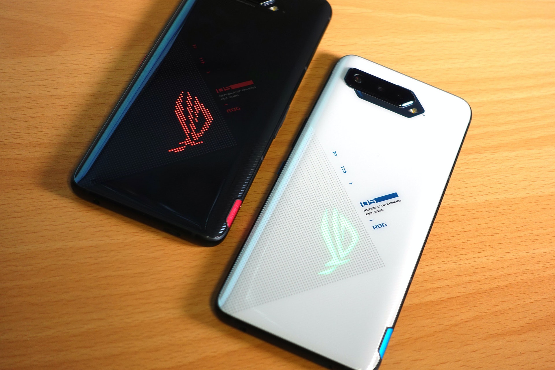 ASUS ROG Phone 5 破天荒推出白色機身版本,相信會成為不少機迷追捧的對象(蔡浩騰 攝) ASUS ROG Phone 5 破天荒推出白色機身版本,相信會成為不少機迷追捧的對象(蔡浩騰 攝)