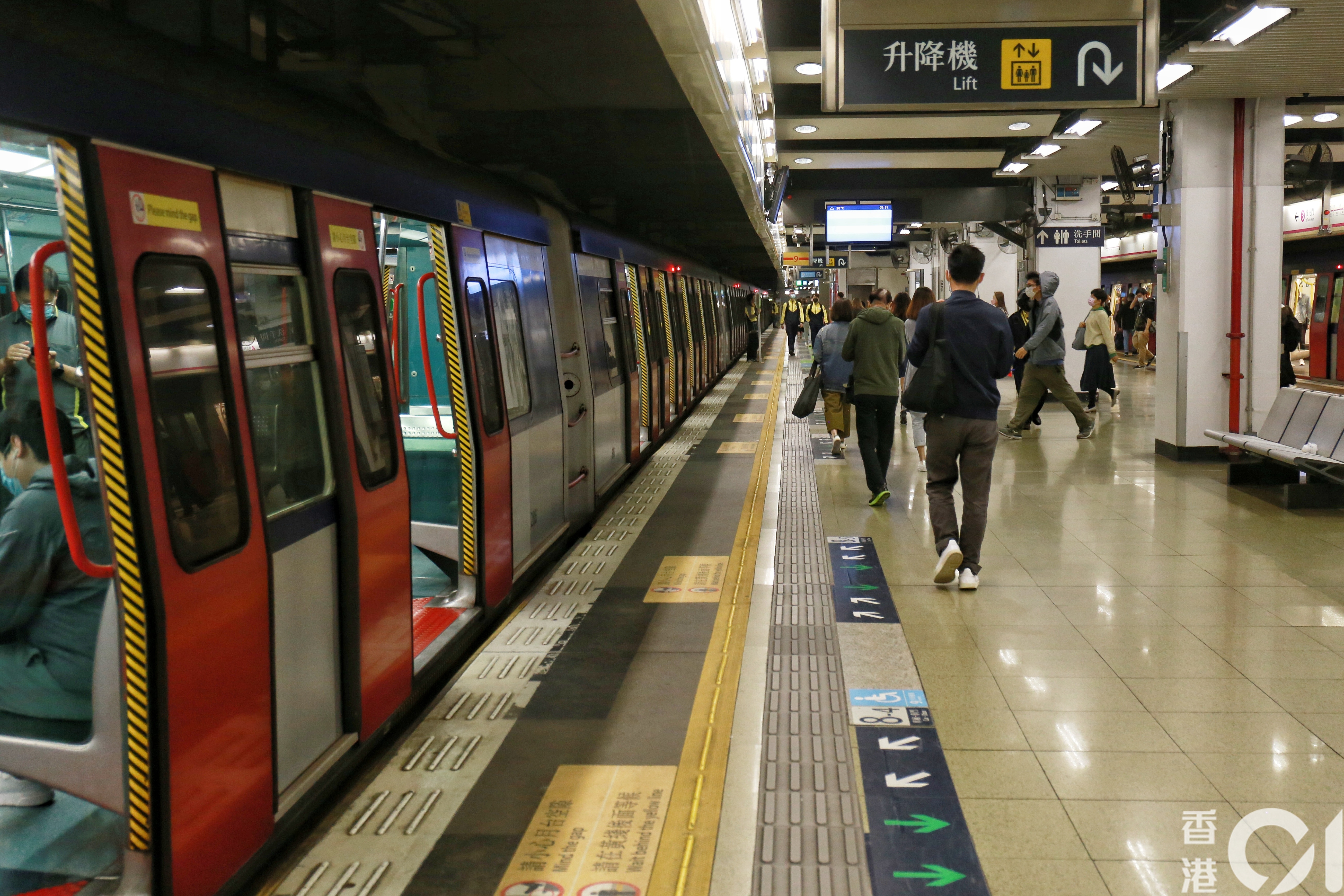 æ¸¯éµç´…ç£¡ç«™æœˆå°ç¾å¯ç–'é»'è‰²ç®±æ±éµç¶«æœå‹™ä¸€åº¦å—é˜» é¦™æ¸¯01 çªç™¼