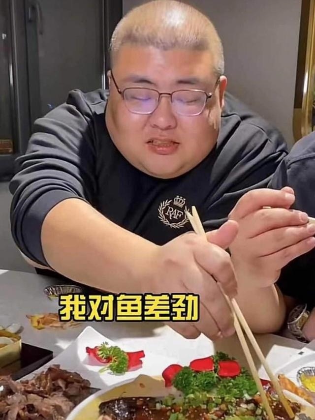 「泡泡龍」于海龍是一名美食博主。（網絡圖片）