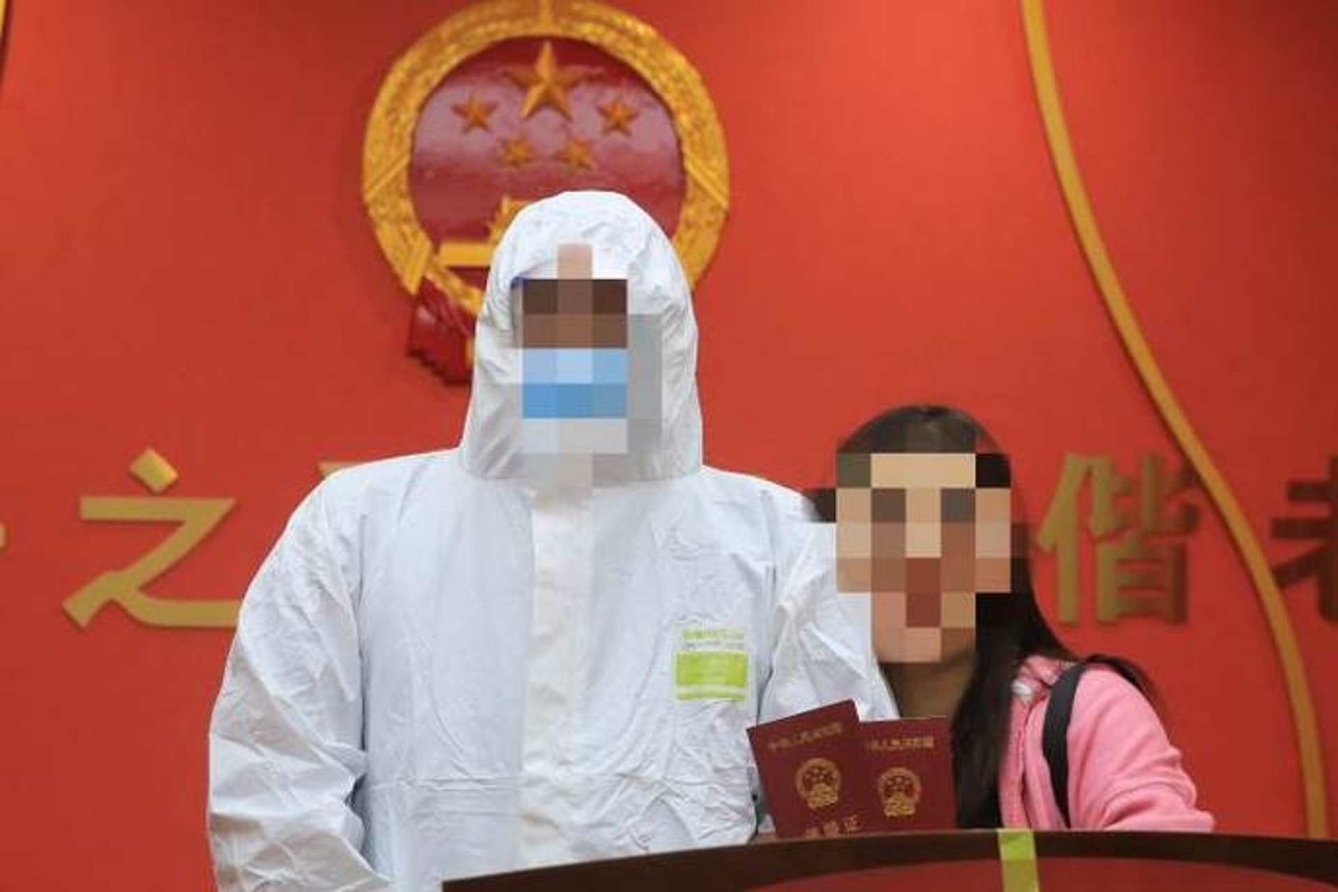 涉多案被羈押的潘某,在警方協助下與小沈成功領證結婚。(錢江晚報) 涉多案被羈押的潘某,在警方協助下與小沈成功領證結婚。(錢江晚報)