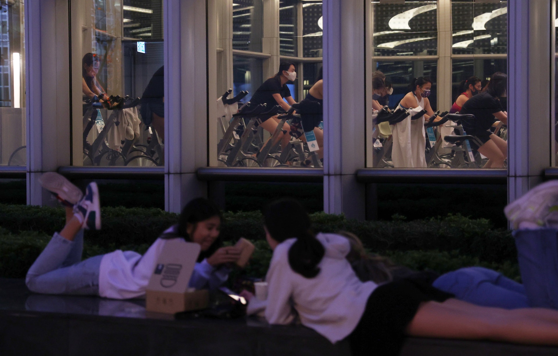 政府要求健身中心人士必須戴口罩,在中環IFC健身中心Pure Fitness有市民戴口罩做運動。(余俊亮攝) 政府要求健身中心人士必須戴口罩,在中環IFC健身中心Pure Fitness有市民戴口罩做運動。(余俊亮攝)