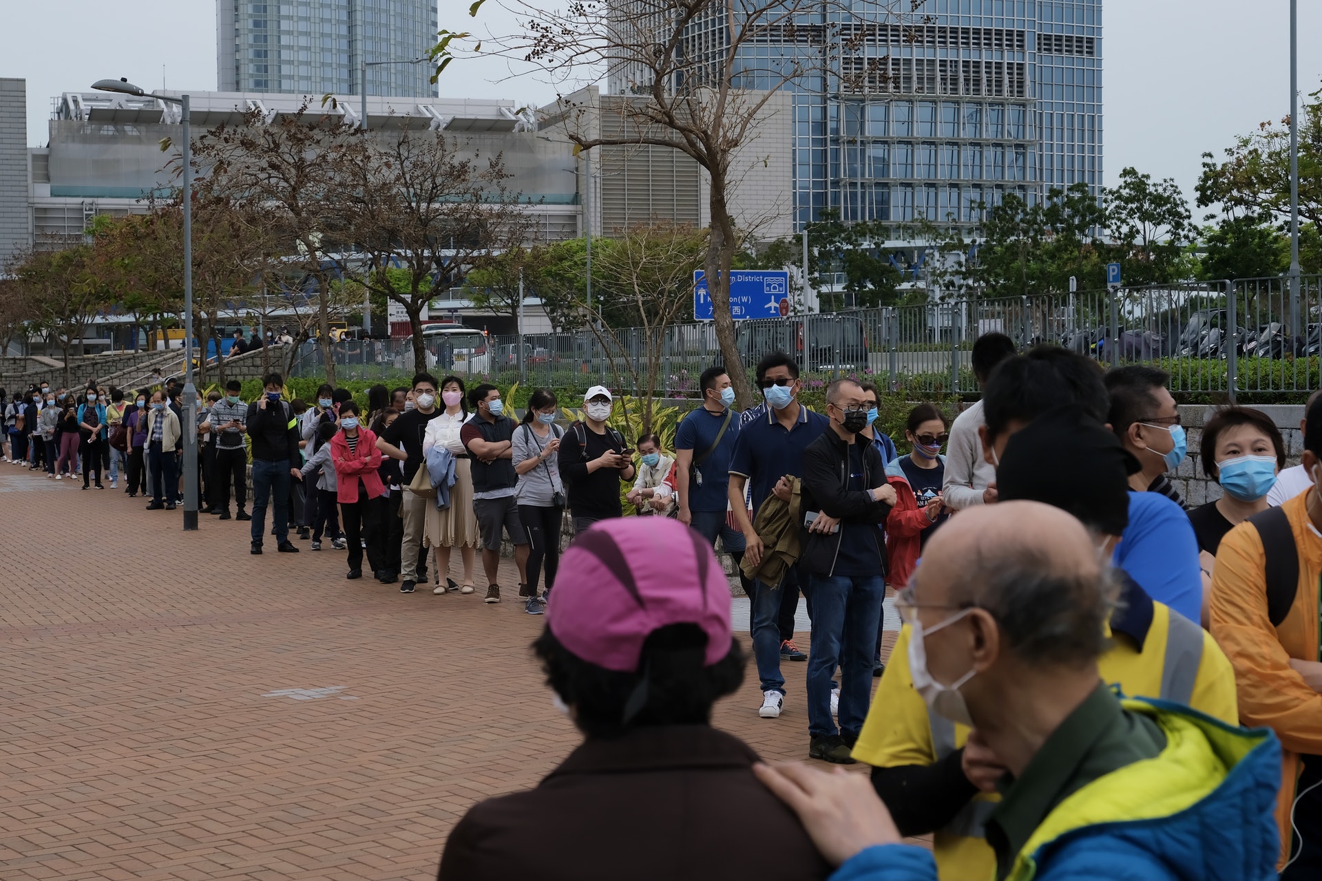 今日(13日)在愛丁堡廣場的流動採樣站大排長龍,人龍由大會堂外伸延至郵政總局,估計至少近300人。(歐嘉樂攝) 今日(13日)在愛丁堡廣場的流動採樣站大排長龍,人龍由大會堂外伸延至郵政總局,估計至少近300人。(歐嘉樂攝)