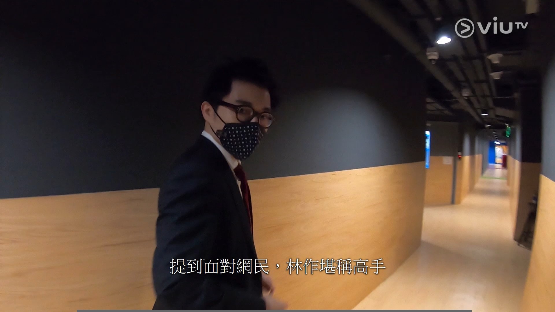 ViuTV真人秀《克服他她它》由火火聯同MIRROR兩位成員Alton(王智德)及Tiger(邱傲然)擔任主持,並以克服恐懼為節目主旨,周五(12日)播出之最後一集要克服的就是網民惡言,並請來風水師七仙羽(七師傅)及近來風頭正盛的林作互相過招。(節目截圖) ViuTV真人秀《克服他她它》由火火聯同MIRROR兩位成員Alton(王智德)及Tiger(邱傲然)擔任主持,並以克服恐懼為節目主旨,周五(12日)播出之最後一集要克服的就是網民惡言,並請來風水師七仙羽(七師傅)及近來風頭正盛的林作互相過招。(節目截圖)