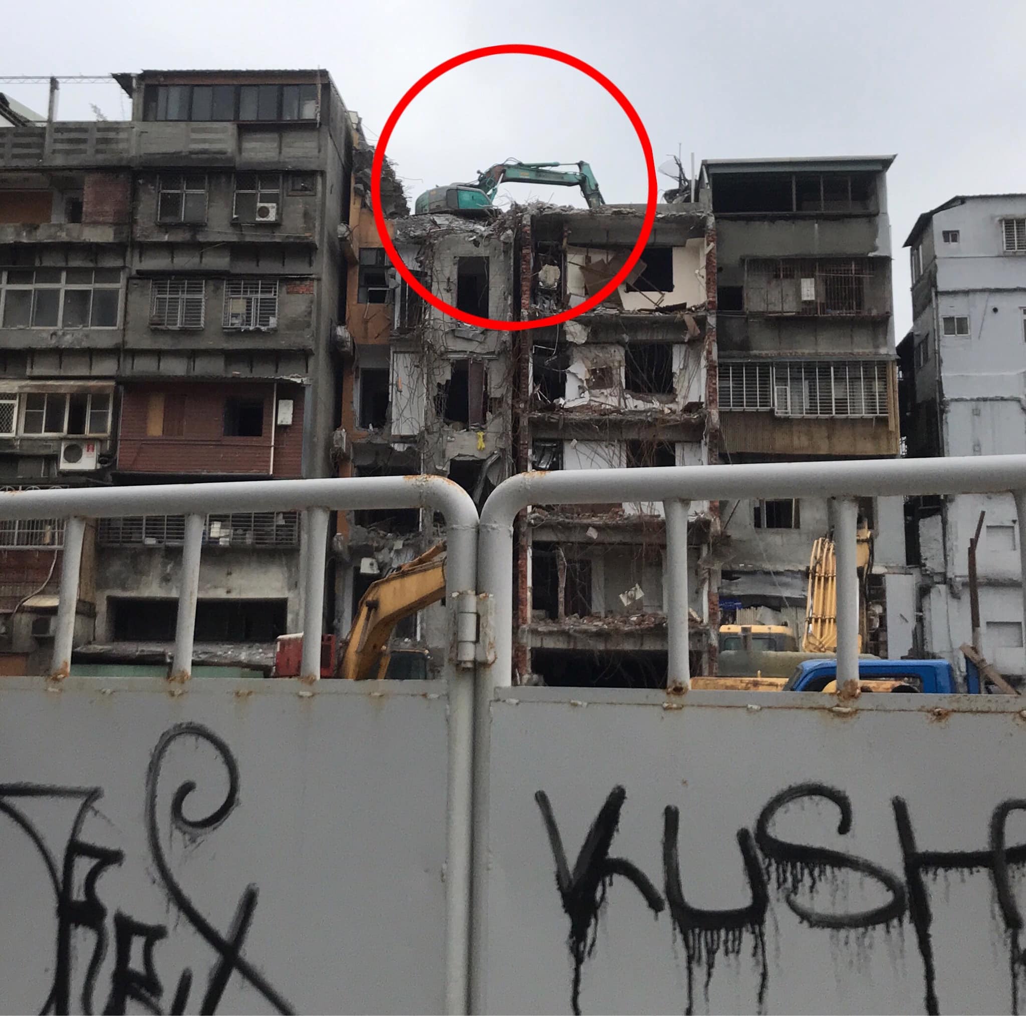 原PO在《爆廢1公社》貼出一張照片，只見公寓頂樓竟然有一輛綠色怪手，約在5、6層樓的高度，看起來正在拆除舊樓房，這也讓原PO不禁疑惑「它是怎麼上去的？」（FB@爆廢1公社）