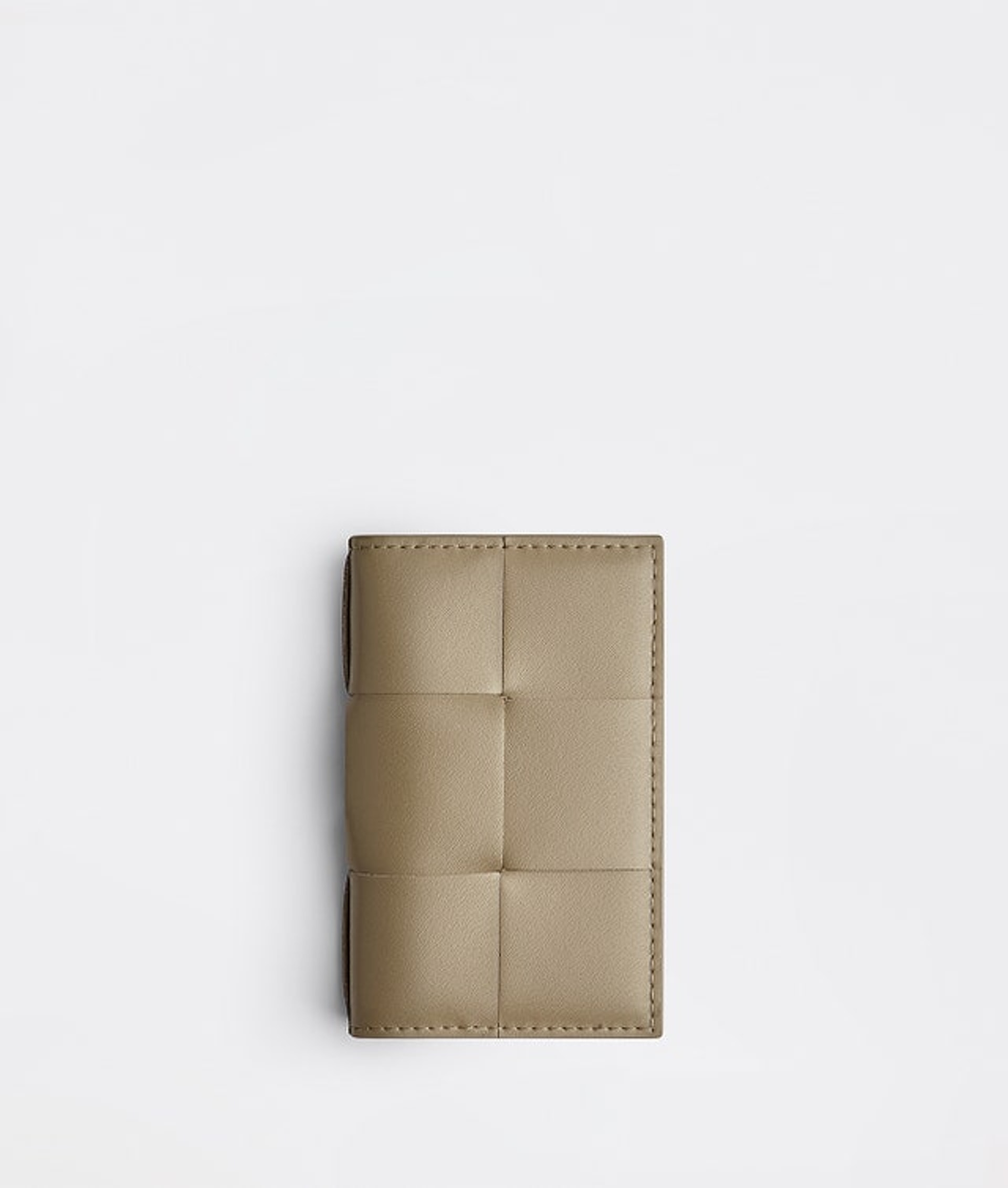 【精選10款名牌卡片套】1. BOTTEGA VENETA 都會寬編織牛皮卡片套,建議售價 HKD$3,500(BOTTEGA VENETA官網) 【精選10款名牌卡片套】1. BOTTEGA VENETA 都會寬編織牛皮卡片套,建議售價 HKD$3,500(BOTTEGA VENETA官網)
