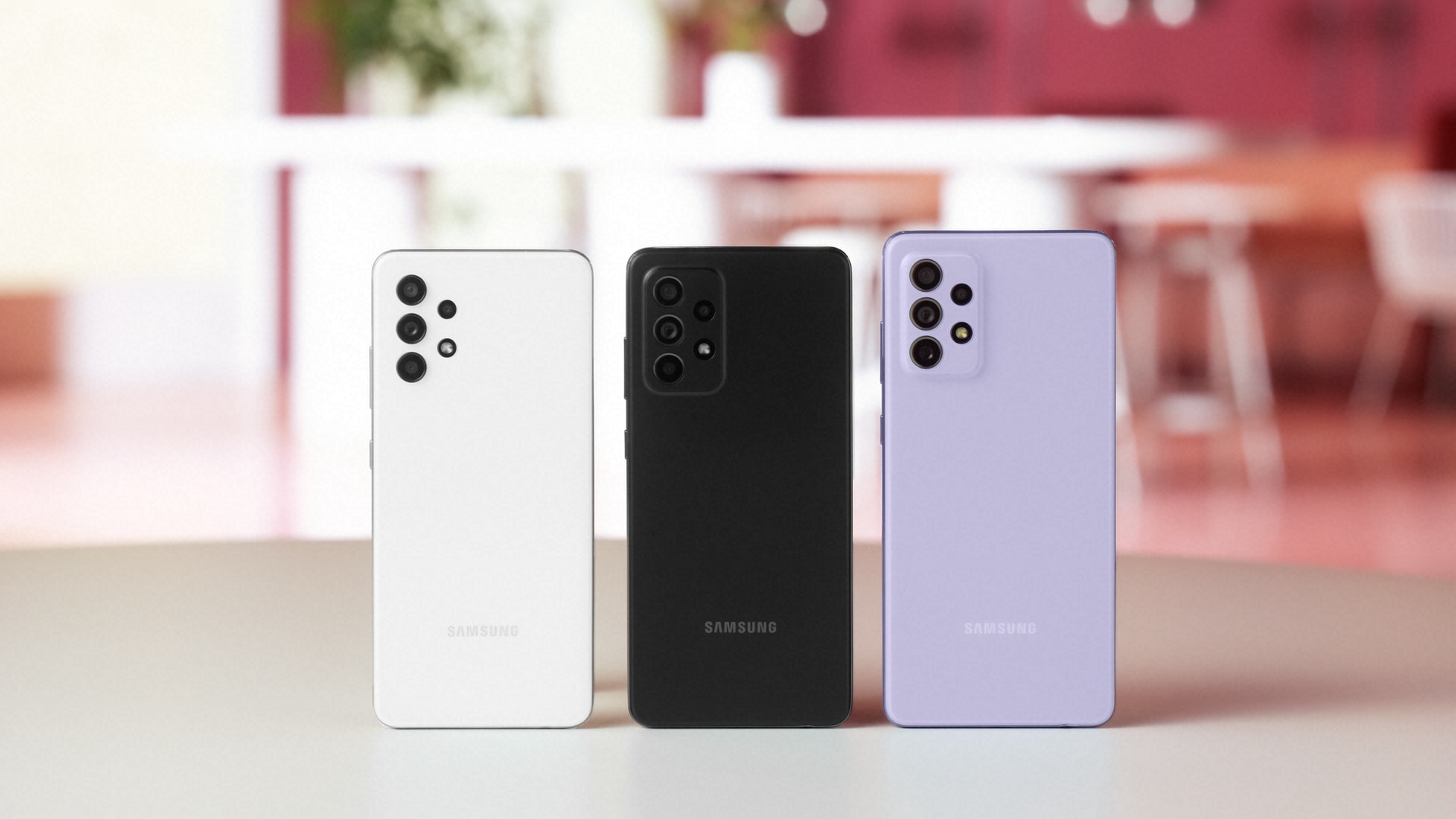 與 Galaxy A52 兩機相比,A72(右)在體型上只大了半個碼,不仔細比較可能分辨不出(圖 Samsung) 與 Galaxy A52 兩機相比,A72(右)在體型上只大了半個碼,不仔細比較可能分辨不出(圖 Samsung)