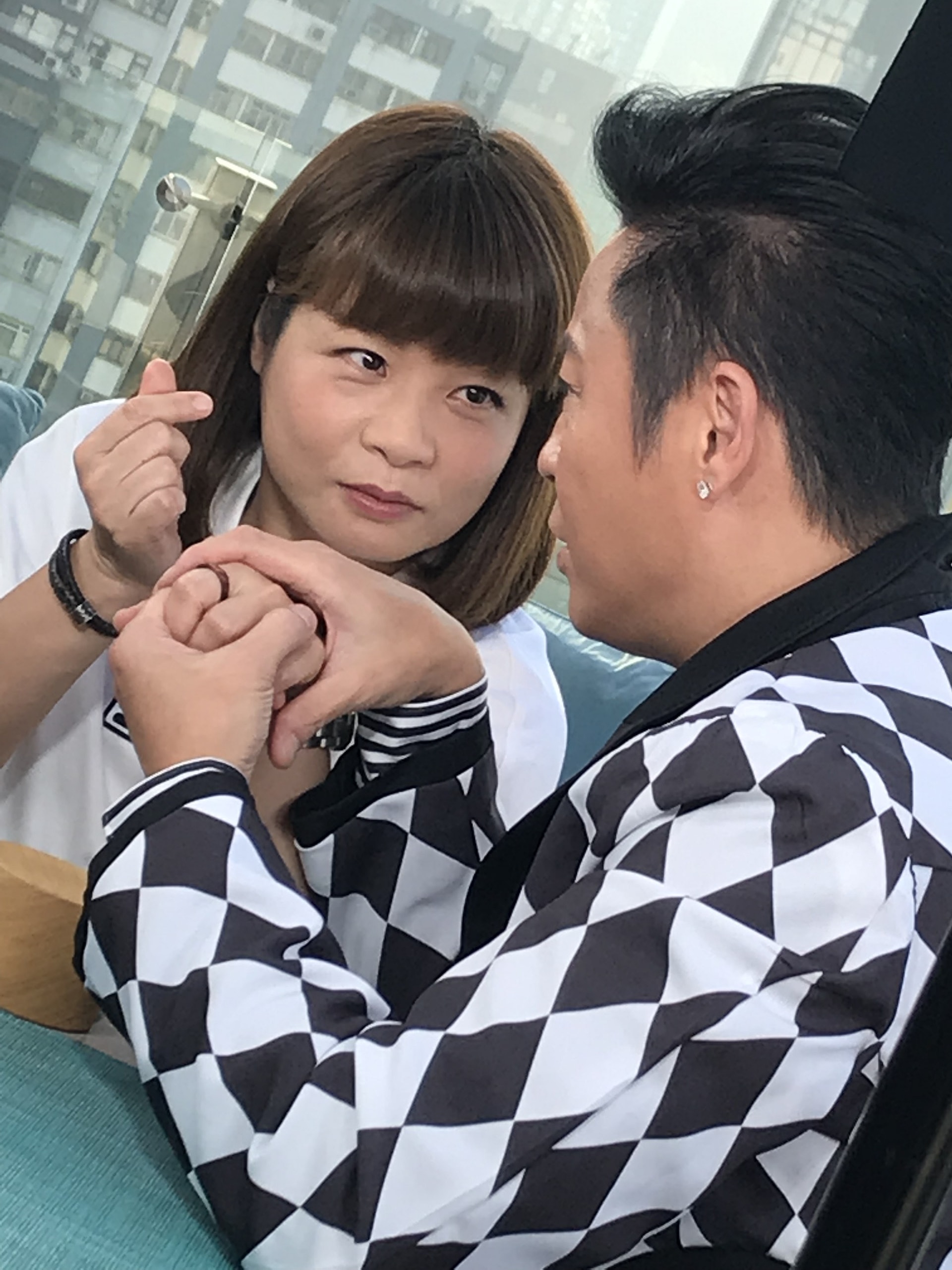 蔡一傑鏡頭前親吻小儀直認唔渴望感情生活 鍾意女仔膊頭好橫 蔡一傑鏡頭前親吻小儀直認唔渴望感情生活 鍾意女仔膊頭好橫