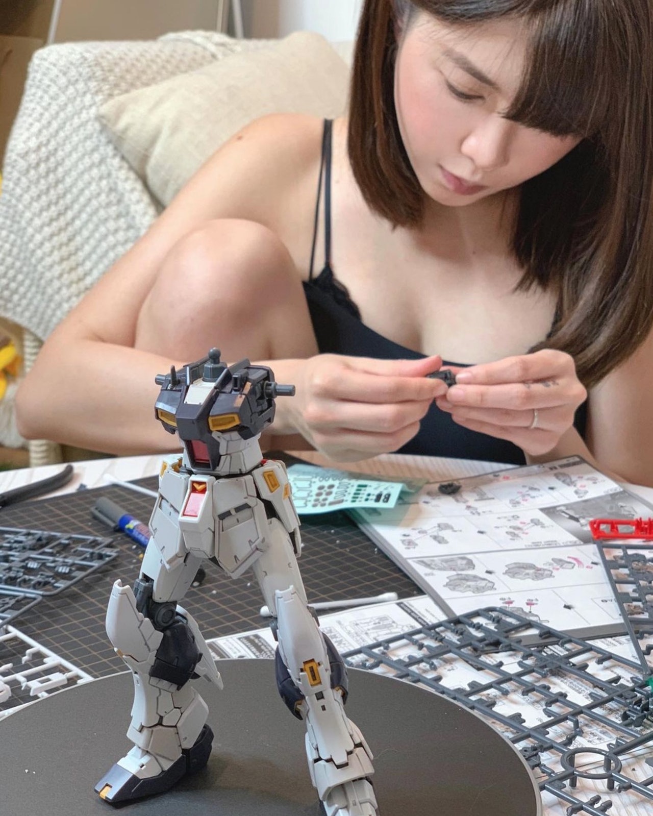 Kimi真的是高達玩家,最近砌了RG Nu Gundam HWS裝備,還拍了片。(@kimi_chiuchiu IG圖片) Kimi真的是高達玩家,最近砌了RG Nu Gundam HWS裝備,還拍了片。(@kimi_chiuchiu IG圖片)