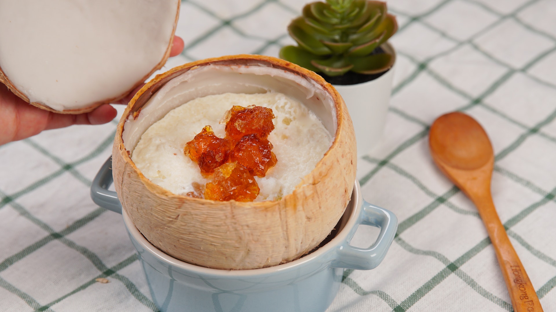 甜品食譜 椰皇桃膠燉蛋白滋陰養顏原汁原味清甜解毒要加 甜品食譜 椰皇桃膠燉蛋白滋陰養顏原汁原味清甜解毒要加