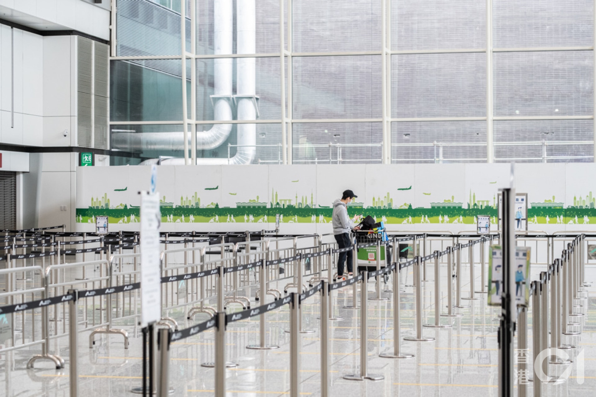 新冠肺炎疫情下,香港國際機場人跡罕至。(資料圖片/梁鵬威攝) 新冠肺炎疫情下,香港國際機場人跡罕至。(資料圖片/梁鵬威攝)